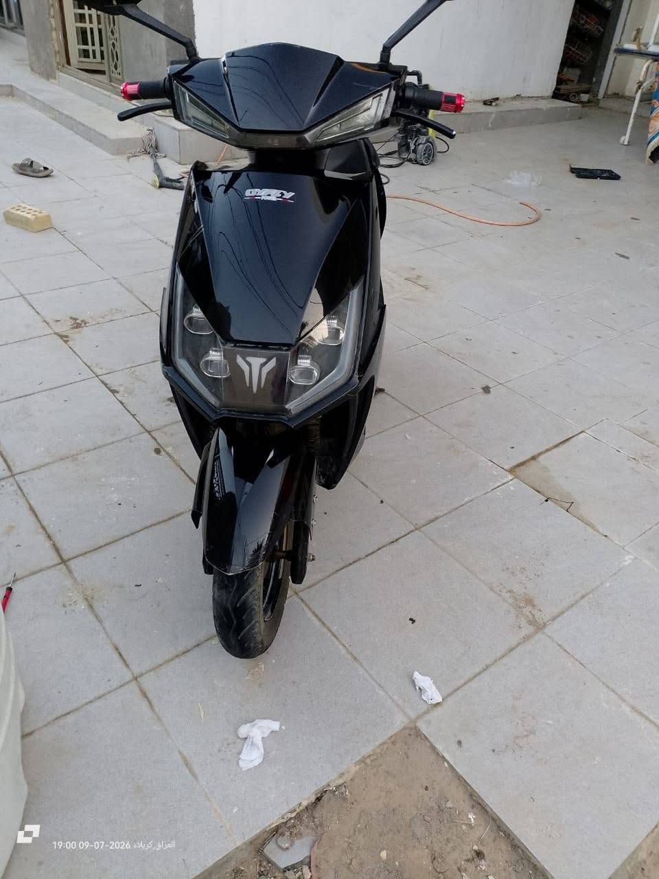 سعر.  490 وبي مجال
دراجة شحن نوع سكنس 
6 بطاريات دبل
ملف 2000
سرعة 85
ويل 10 
تاير 3.50 اكبر حجم
لايت عالي ناصي رماش
اشاير يمنة يسرة 
3 سرع 
عقل 45 امبير بلوتوث رياضي 
تشغيل بصمة وسويج

ملاحضة الشاشة لا تقرا السرعة بيها عطل
والدراجة بيها شخوط من الصفحات
***********
