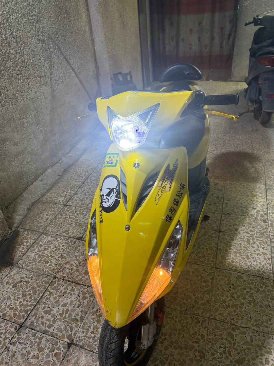 السلام عليكم للبيع ماكس مضلع لون اصفر الدراجه ختم واحد ويه مكينه مكفوله كفاله عامه حته كابريتر بلاديه  ملا حظه اطيك دبلات لبلاديه وياه   بس بيه ملاحضات بل كفر مبين بل صوره العنوان بغداد الحريه. ***********. السعر 700 وبيه مجال
