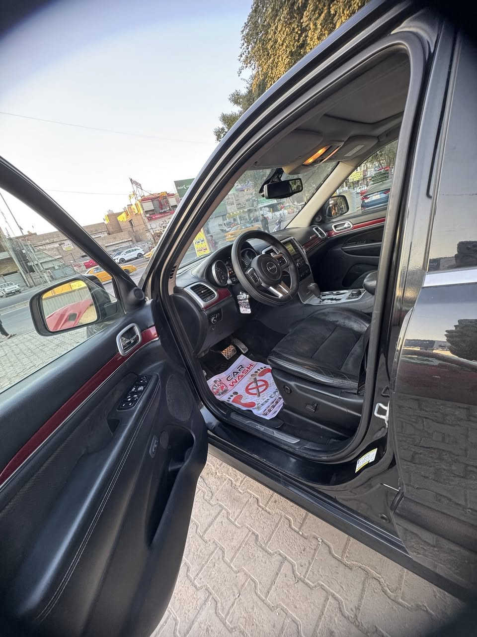 السلام عليكم جيب لاريدو 2013 خليجي بدون صبغ مكينه ٦٤٠٠ ماشيه ٢٠٠ السياره جاهزه من كل شي مابيه كل نقص مكان السياره بغداد المنصور 
 
السعر ١٩٥ ***********
