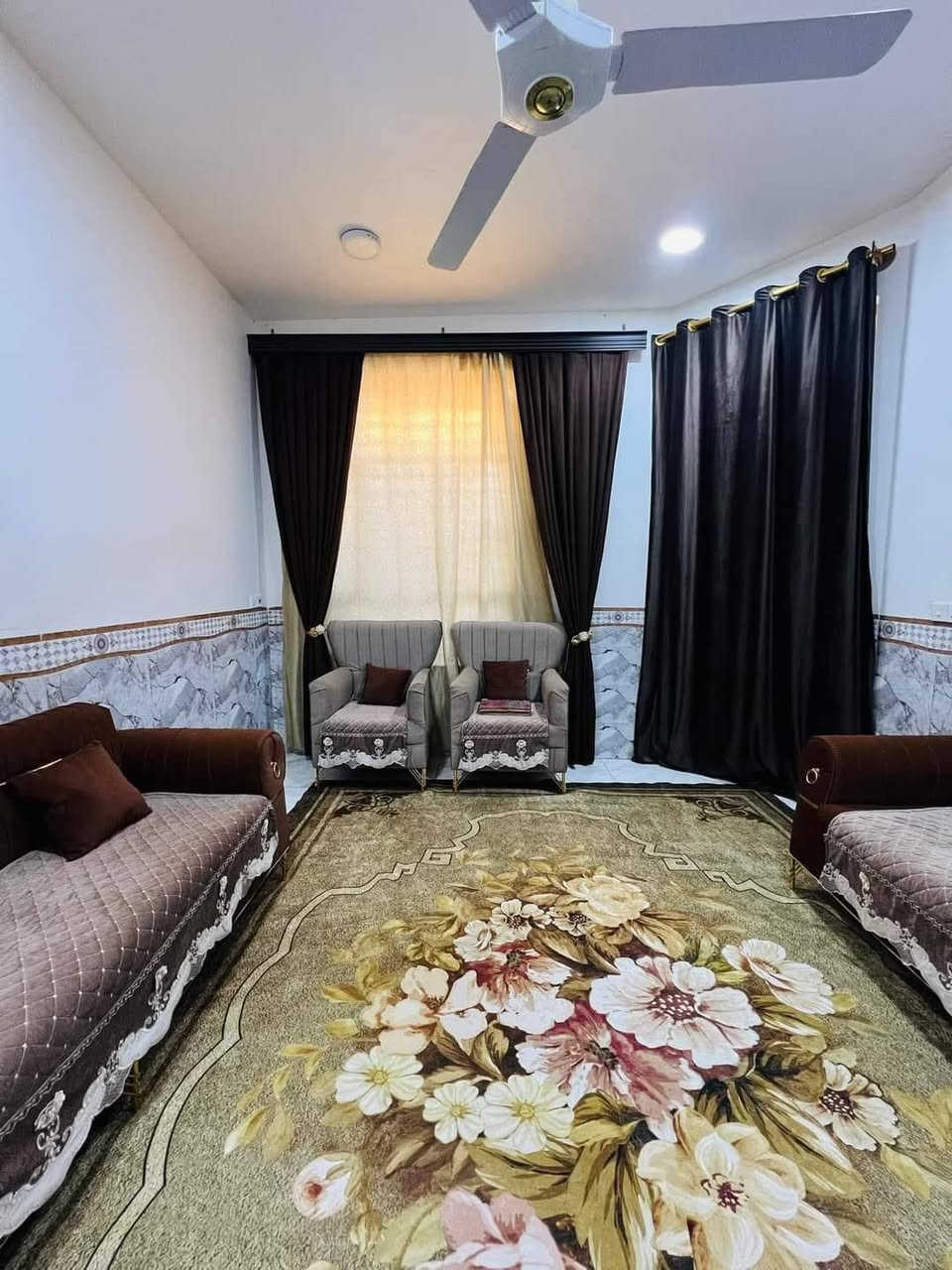 الدار للبيع مسحاته 140بيت طابقين يتكون من صاله وكلدورومطبخ وغرفه نوم مع مجمع صحيات وطابق الثاني غرفتين نوم معه صاله ومجمع صحيات العنوان نادر ثانيه شارع الخدمي شارع نور الحسين للاستفسار اتصال عله رقم ***********
