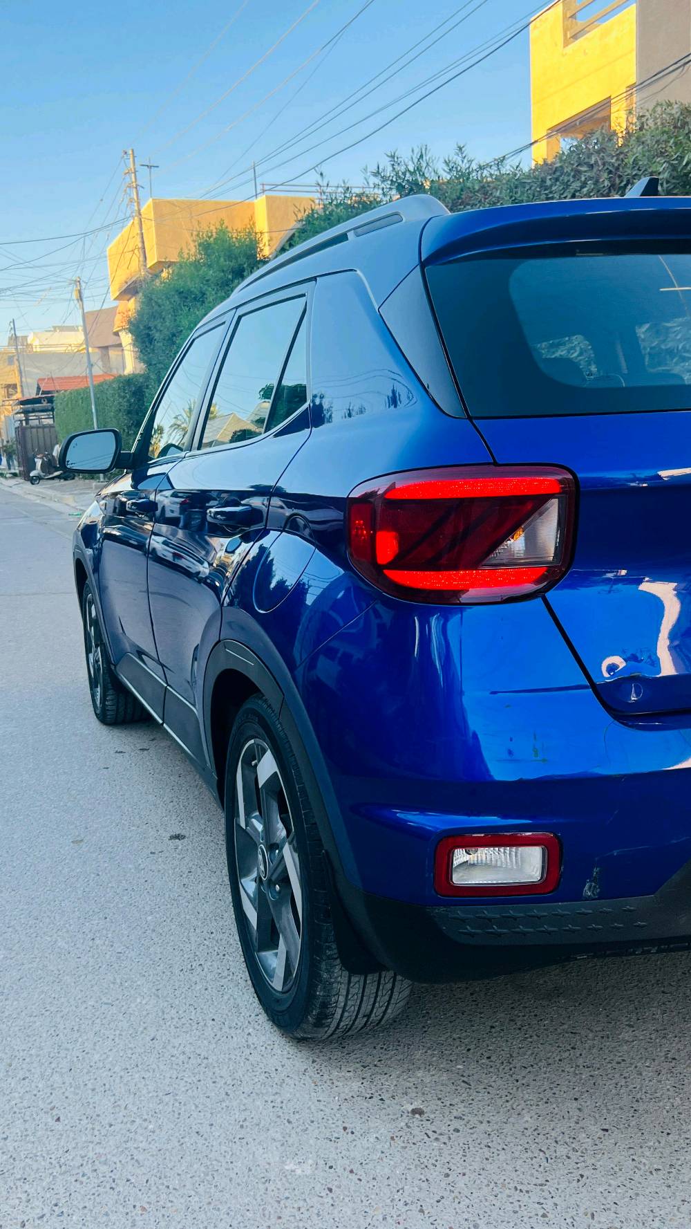 السلام عليكم
🚘 Hyundai Venue 2022 – رقم بغداد باسمي
 مواصفات السيارة :
بصمة أبواب وبصمة تشغيل
تشغيل عن بُعد
مقاعد جلد مطعّم مخمل
رادارات أمامية وجانبية
كاميرا خلفية + شاشة
مقاعد تدفئة وتبريد
الممشى: 22,300 كم
كير محرك تبريد مكينه كفاله عامه 
تخم تاير 
دوخل نظيفه سياره حلو معنا الكمله بل عافيه.
الحالة: حادث سطحي فقط، تم تبديل وصبغ البنيـد، بدون أي ضرر داخلي. الشاصي مكفول، والمحرك 1600 دبل نوزل بحالة ممتازة، ولم يتم تبديل أي جزء أساسي.

💰 السعر: 125 ورقه 
📞 رقم الهاتف: ***********
📍 مكان السيارة: السيدية