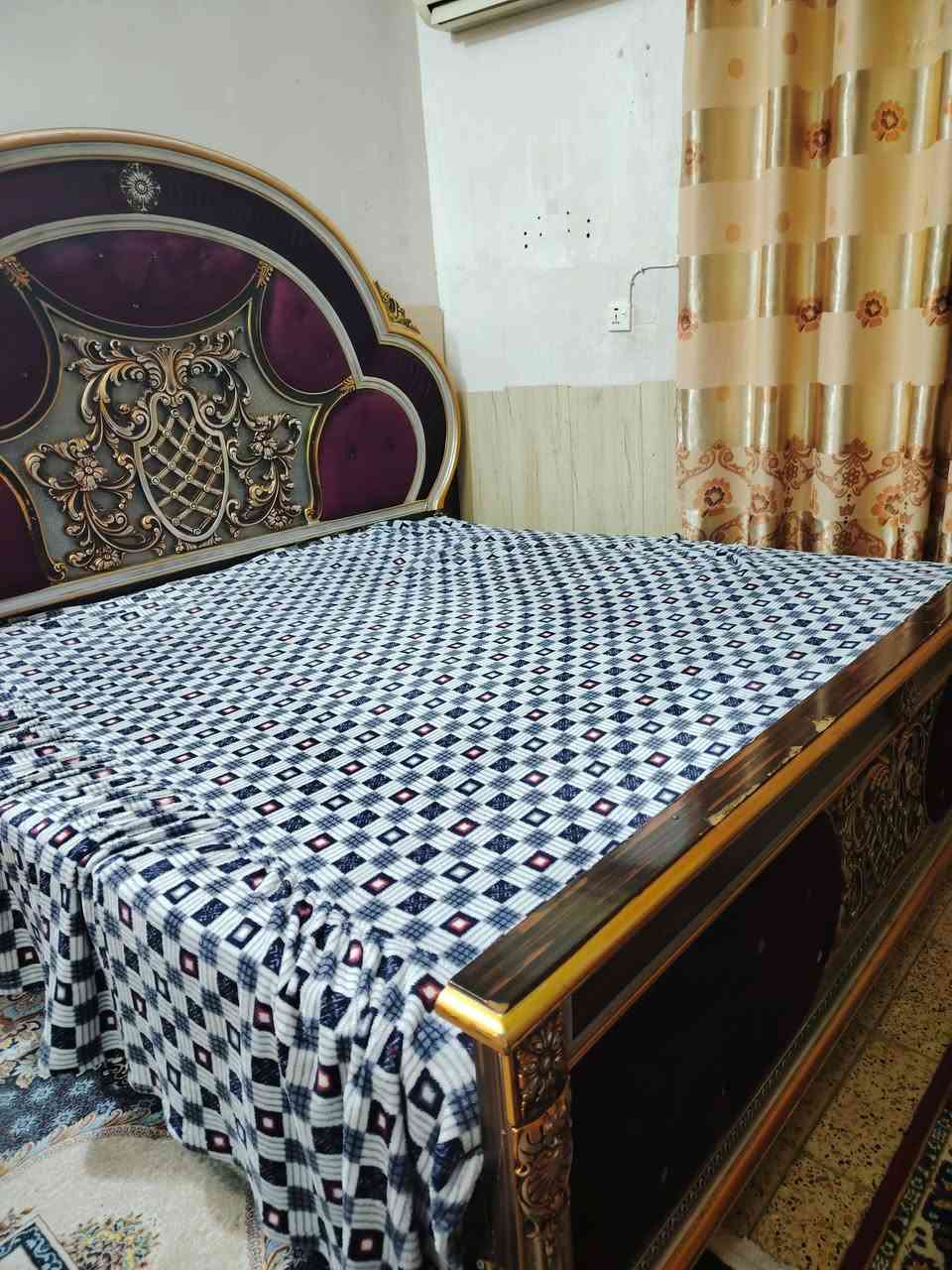 السلام عليكم ورحمة الله وبركاته
سرير حجم كبير مستخدم للبيع وية الدوشگ (المرتبة) مالته.. 
لتفاصيل أكثر الإتصال على هذا الرقم
***********
