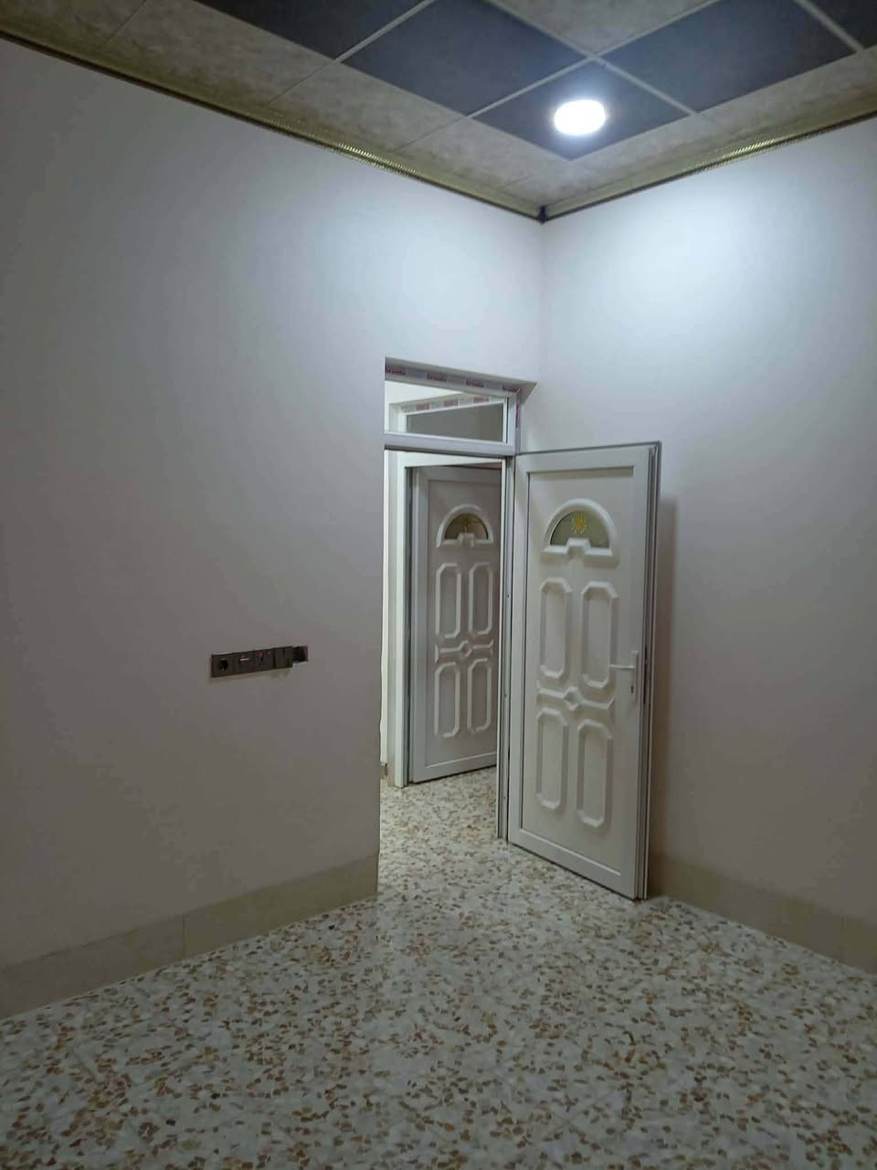 التواصل ***********
بيت للبيع في جمعية غرفة التجارة 

المساحة120م _الواجهة 6م 

طابق واحد غرفتين نوم وهول واستقبال وصحيات ومطبخ مع غرفة نوم في الطابق الثاني 

السعر 67 مليون

