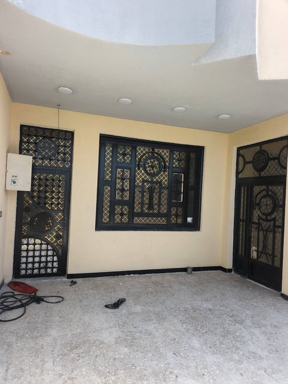 السلام عليكم بيت للبيع في حي الحكيم قرب صفحه معمل الاوكسجين قرب فرن العلم البيت مساحه ٢٠٠م الوجه10والنزال20 البيت البناء طابوق مرقم بلديه يحتوي البيت على غرفتين نوم وصاله ومطبخ واستقبال وصحيات داخليه وخارجيه السعر ٥٧ مليون للاستفسار اتصل على الرقم أو واتساب ***********
