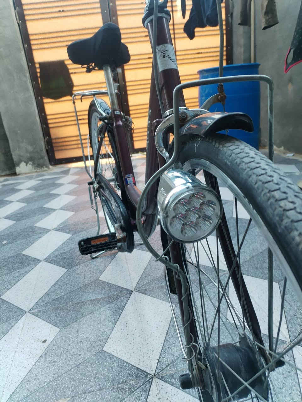 السلام عليكم بايسكل لون ماروني فحل ياباني كامل مكمل ااي نقص مابي الباسكل حساس ونضافته 96 % والحجم 26 واحله من الصوره تجي تاخذه وتترحملي  مكاني بابل الحمزه الغربي السعر 80 وبي مجال للطيبين اليريد يعلق ودخله خاص او الاتصال *********** بي واتساب هم
