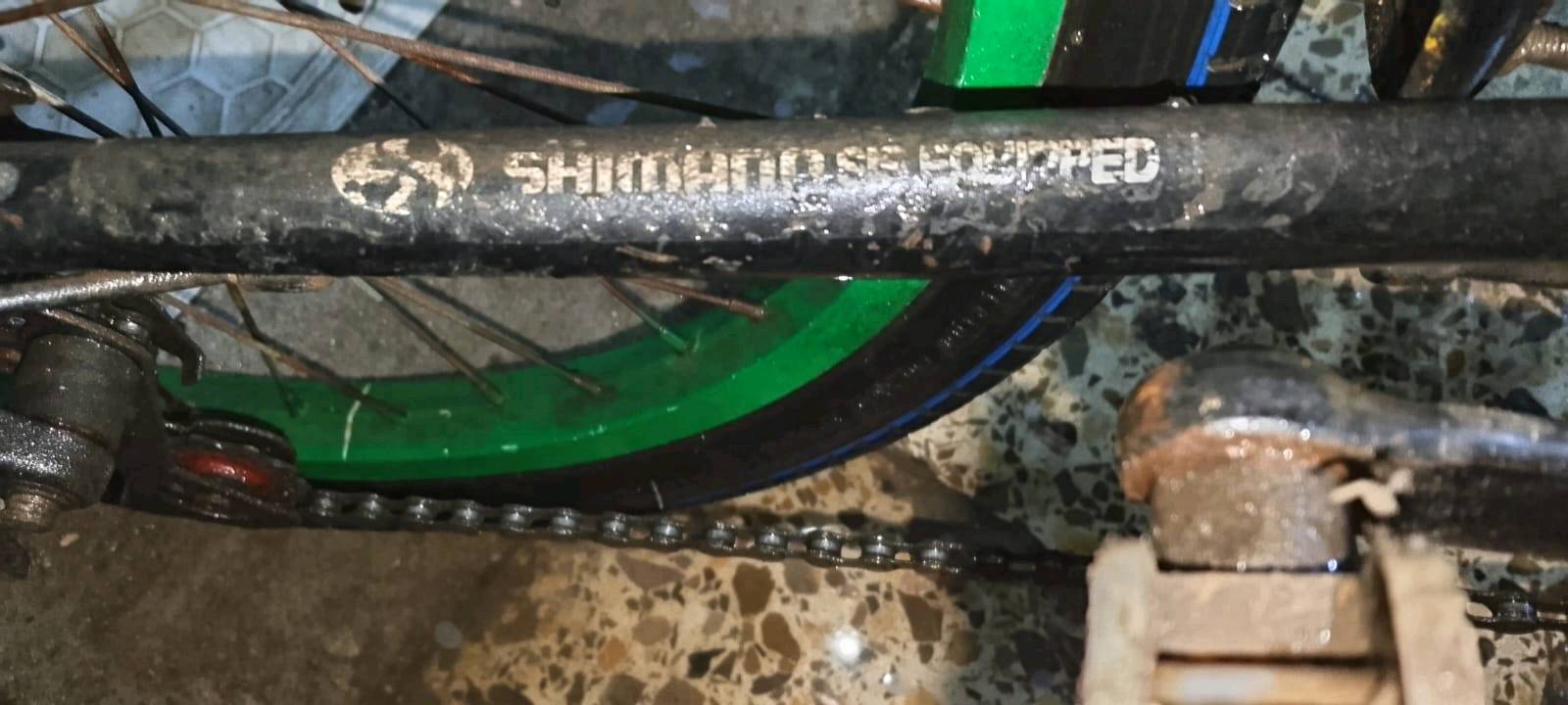  دراجة هوائية (قابلة للطي) بحالة ممتازة للبيع
​المواصفات:
​النوع: دراجة قابلة للطي (Folding Bike) سهلة التخزين والحمل في السيارة.
​ناقل الحركة: مجهزة بنظام Shimano SIS Equipped (يضمن سلاسة في تبديل السرعات).
​الإطارات: مقاس 20 إنش (حجم 20x1.50) مع رينجات (جنوط) ألمنيوم باللون الأخضر المميز.
​الإضافات: * سلة أمامية واسعة للأغراض.
​رفارف خلفية وأمامية للحماية من الطين والماء.
​مقعد مريح وقابل لتعديل الارتفاع.
​مقابض يد كلاسيكية باللون البني.
​الحالة: الدراجة نظيفة، الهيكل متين، وجاهزة للاستخدام المباشر.
​الرقم التسلسلي: موجود وموضح في الصور لضمان الملكية (ZP14J00342) مكاني بغداد.