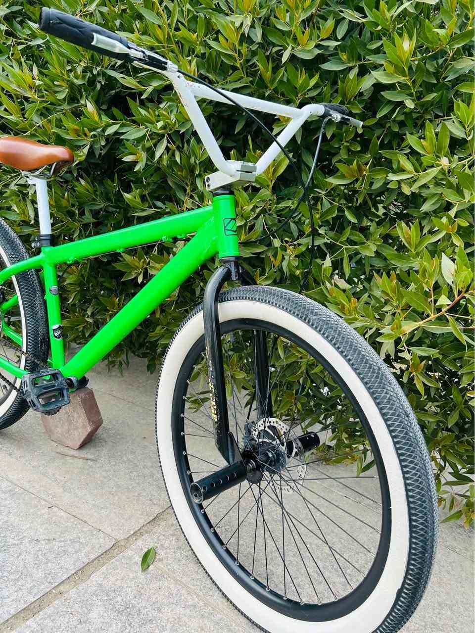 السلام عليكم💚
للبيع بايسكل BMX حجم 27.5 جديد 
مكينه امامي وخلفي سنكل كلش خفيف بلمشي 
بريكات دسك المعدن المنيوم بلكامل 
مساعدات امامي خلفي للحركات 
بطيخات بولبرن خفيف بلمشي 
كامل مكمل اي نقص مابيه السعر175 الف
مكاني بغداد حي الجوادين 
للاستفسار واتساب /*********** بغداد, العراق
