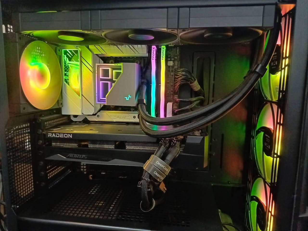 Gaming Pc
البيسي بموصفات قويه يتحمل ستريم و كيمنك ويشغل كل الالعاب وبرامج المونتاج وهندسه لان...
 المعالج 12 كور و 24 ثريدز وللي يعرف بالمعالجات هذا المعالج (lottery chip) مسويله اندر فولت وتشوفون حرارته بالصور ويوصل 5.5 الى 5.6 اثناء اللعب واثناء الستريس على المعالج يقفل بين 5.0 الى 5.1 كل الكورات .

 كارد الشاشه 6700xt مو مفتوح ونوعيه جدا نادره بالسوق gigabyte elite وحرارته كدامكم شي جدا حلو ثلاث مراوح .

البيسي تعبت عليه من جمعته بحيث وقتها الكرت جبته من نيو ايگ لان مجان موجود هنا ومثل متشوفون كل القطع ماركاتها حلوه ونادره وماقدرت استخدمه يعني بالشهر مرتين تلاثه اذا افضى واشغله هذا سبب البيع .
بس ياريت لحد يكسر بالحاجه وشكرا

CPU - RYZEN 9 7900X

GPU - Gigabyte AORUS Radeon RX 6700 XT Elite 12G

MB - ASUS ROG STRIX X670E-A GAMING 

RAM - T-FORCE 2*16GB 6400Mhz DDR5 RGB

COOLER - DEEPCOOL LT720 360MM 

STORAGE - T-FORCE Z440 NVME GEN4 1TB

PSU - ASUS ROG STRIX 850W GOLD 

CASE - DEEPCOOL CH560 DIGITAL 

OTHER - ALUMINUM LGA1700 CPU CONTACT FRAME 

#السعر 2.9 مليون او 1900 دولار التواصل خاص
#لايوجد توصيل مكاني اربيل


**إذا كنت صاحب هذا الإعلان وتريد حذفه لأي سبب، رجاءا أرسل رسالة إلى الدعم الفني**