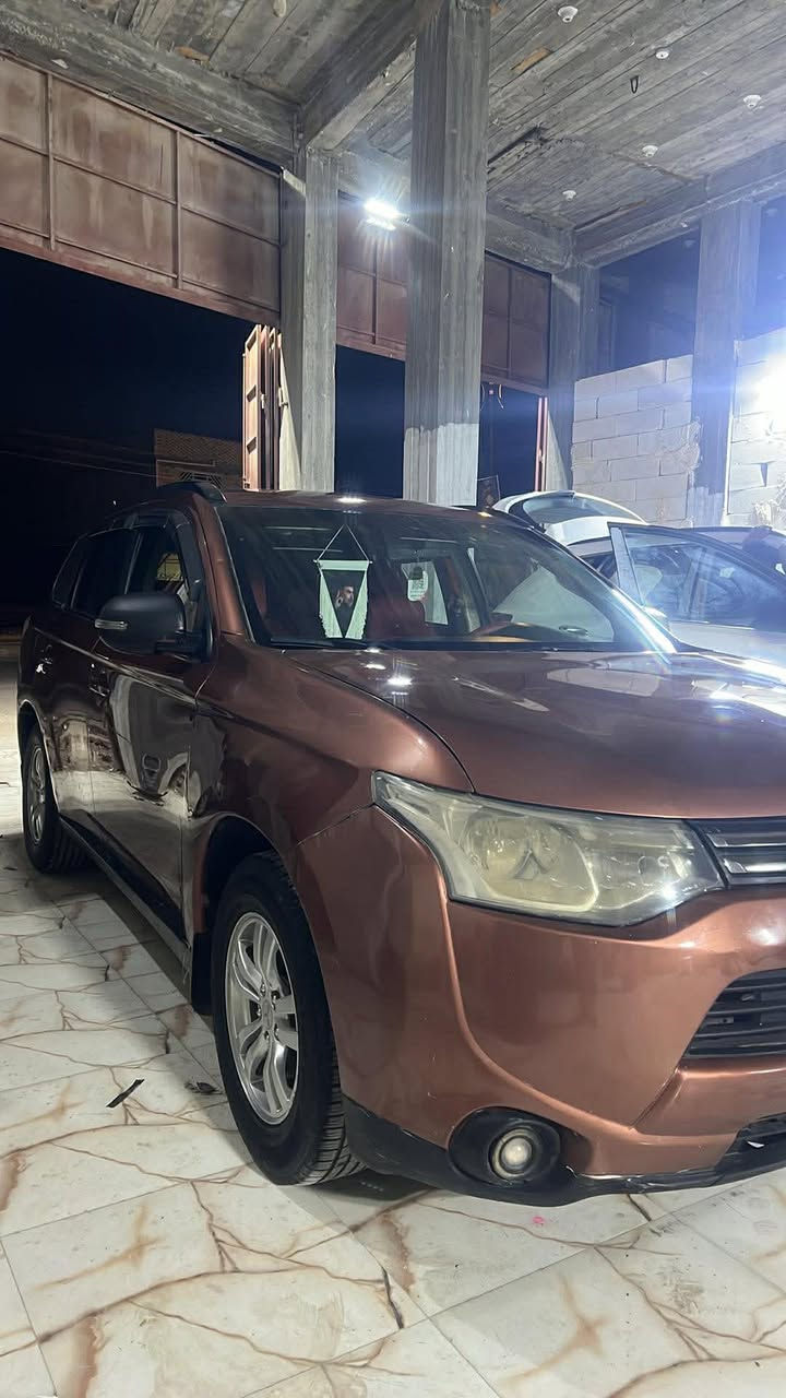 السلام عليكم سيارة ميسي بوشي  اوتلندر موديل 2013 سيارة جاهزه من كلشي مال بيت نظيفه راعيه موجود بالناصرية رقم شمالي سنوية مجدده 2027 تريد وكالة او مداور وترهم مراوس السعر75 وبيه مجال***********
