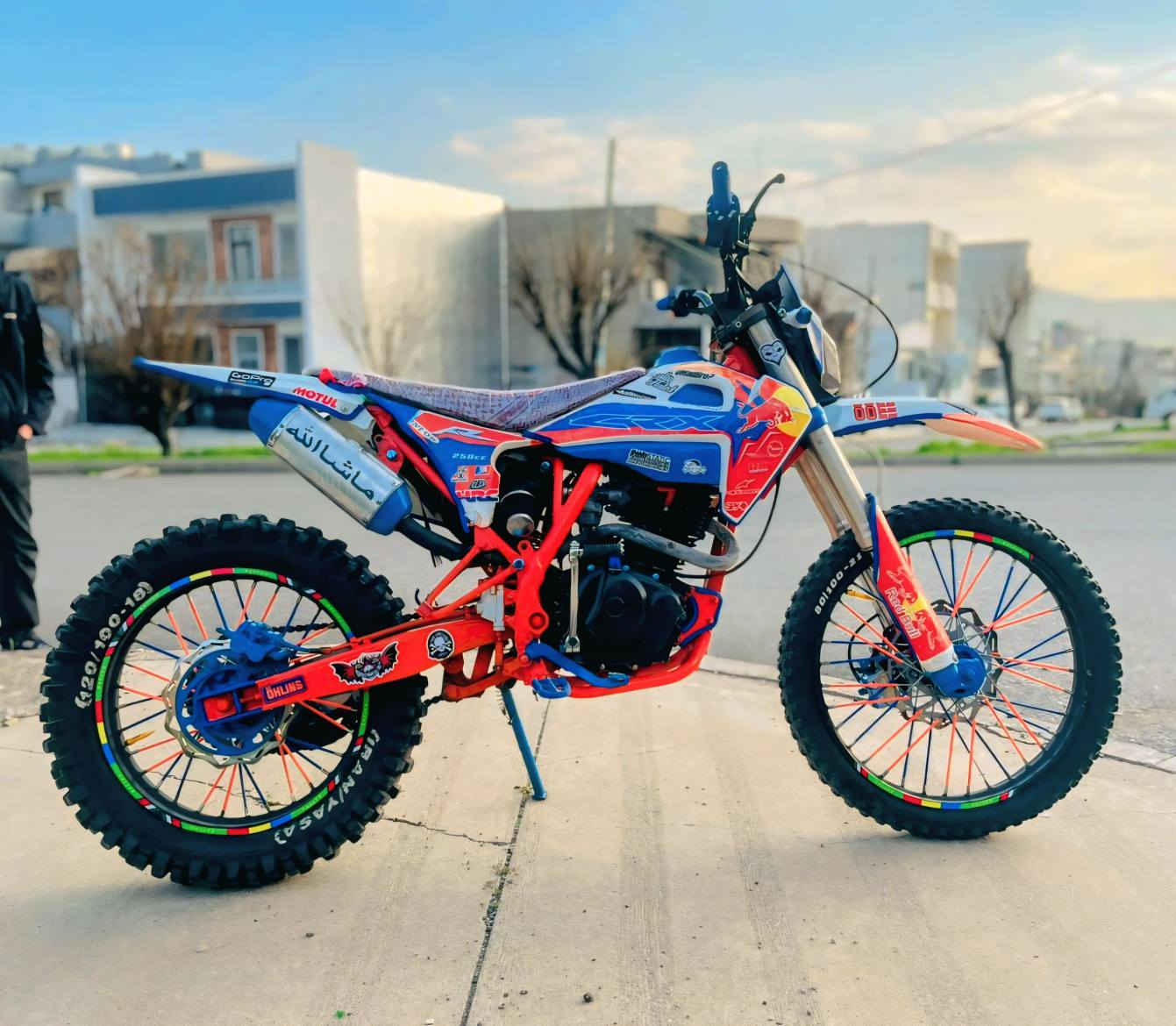 علیکم》
ئەم ماتۆرە بۆ فرۆشتن   CRX 2023 مەنەفێستە
مەکینەی کەویارە)  دینارێ مەسرەفی نیە )
هەموو گیانی بەشەرەت  مەکینەی سەوتی  زۆر زۆر خۆشە  لاشەی تەقیوی درزی نیە بەشەرت 
(زۆر زۆر بەقوەتە   )(بۆ گۆرین ەوەش بەئێرانی)
سعری خوار هەموو بازار کێ مووشتەریە چات کات من لەخزمەتیام 
تایەو ویلی دواوەی تازە گۆڕاوە  150هەزاری پێدراوە
گۆرینەوەش ئەکەم  بە ئێرانی 
شووێن .سلێمانی 
0773 886 11 90 السليمانية, العراق
