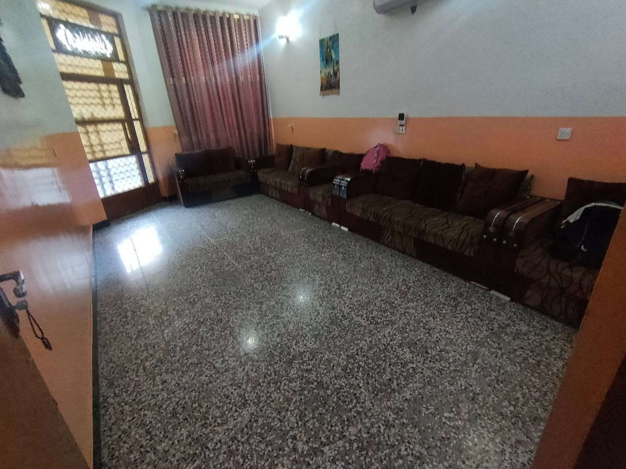 بيت مساحة 150 طابو صرف استقبال غرفة النوم مطبخ صاله حمام مشترك داخلي وخارجي 2منور وكراج  الطابق الثاني 3غرف نوم صاله حمام مشترك وبيتونه بيت كامل ما ناقصة أي شي جسر ديالى شارع المصرف دفافعه فرع الصيدلة للاستفسار اتصل ***********
