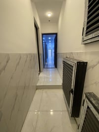 مشتمل أرضي جديد للإيجار – بناء سوبر ديلوكس 📍 حي الجامعة – شارع خدمي قر...