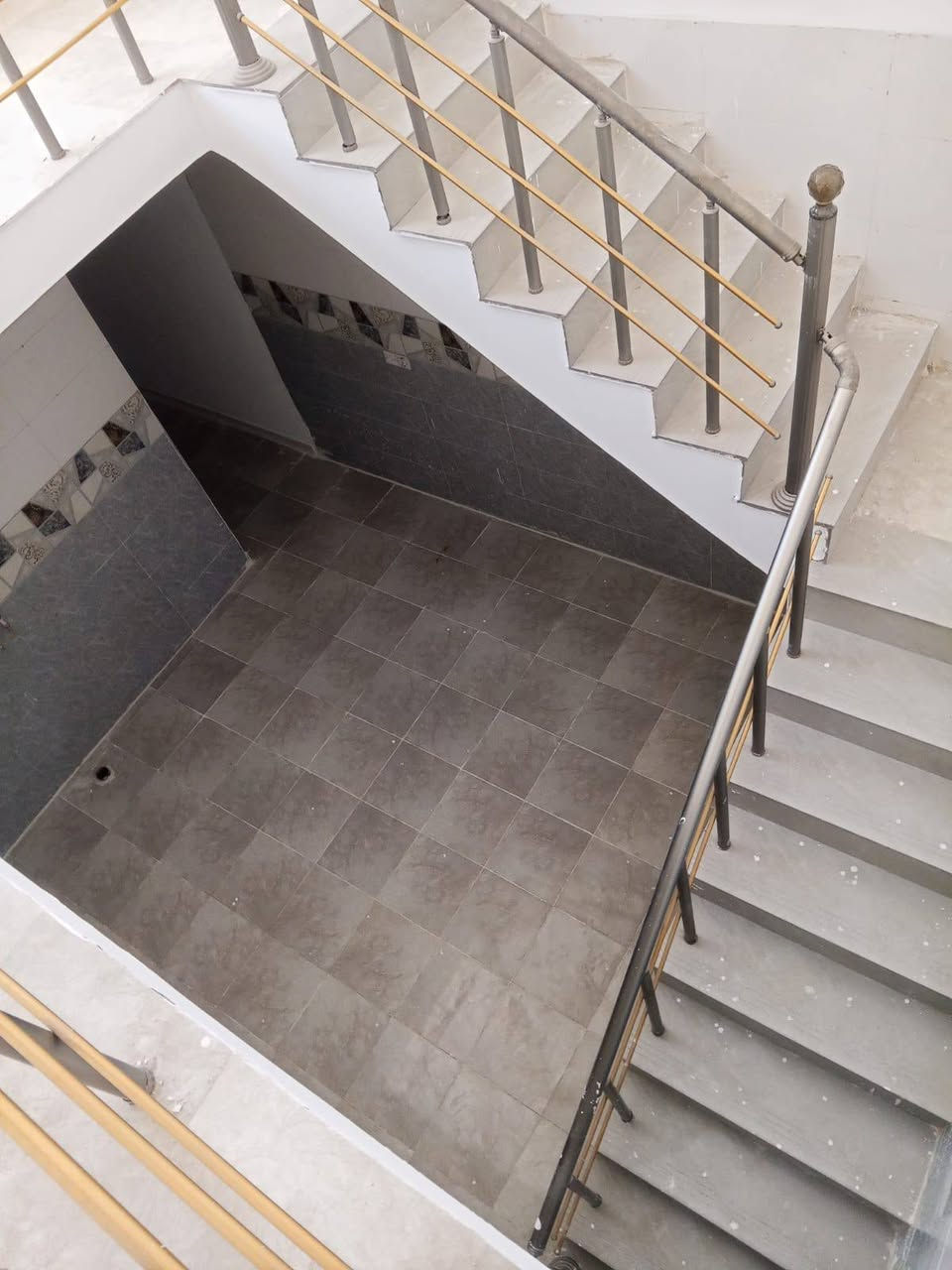 100م  طابوق مسلح  حي البساتين حي السلام  شارع ابو فلاح قرب مولده ياسر  غرفتين  صاله مطبخ مع خدمات ومنور وترك حديث  يباع قسط ونقد  السعر75  للاتصال***********
