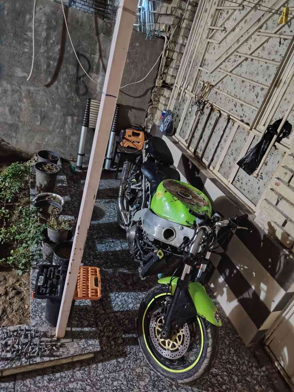 كاوسكي كوم حديج لتكلي شبيه نغسلت وطفت مادري شبيه اب مليون وربع  كوم حديد كوم حديدد تجي تحمل وتروح مكان بغداد ***********
