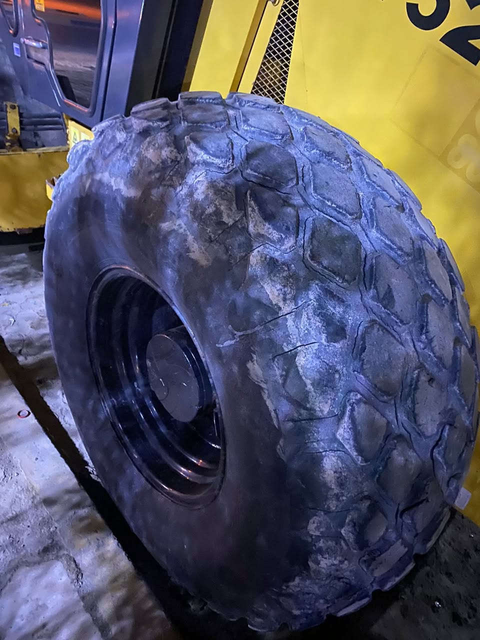 تايرات للبيع مكانهن البصره السعر400 وبيه مجال ***********
