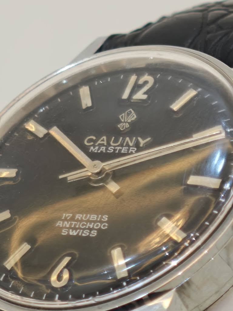 Cauny 🇨🇭 

¤ نسائي / رجالي 

¤ الساعة من شركة كاوني السويسرية 

¤ الساعة تعمل بنظام الميكانيك 17 حجر - نسبة النظافة ممتازة  - السير جلد سويسري مستبدل 

¤ قطر الساعة 31

¤ السعر 100 الف 

¤ يتوفر توصيل لكافة المحافظات العراقية 🇮🇶 
اي استفسار راسلونا خاص وكل الهلا بيكم 💕 بغداد, العراق


**إذا كنت صاحب هذا الإعلان وتريد حذفه لأي سبب، رجاءا أرسل رسالة إلى الدعم الفني**