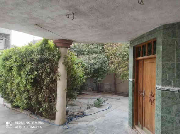 بيت للبيع ملك صرف المساحه ٢٥٧متر يتكون من صاله وستقبال وغرف ٢مطبخ طرمه كراج صحيات خارجيه وداخليه حديقه الطابق الثاني غرف نوم ٢المكان الجمعيه الثانيه مقابل الفرع بيت المعلم ومجاور حسين شتاري لاستفسار الاتصال على الرقم *********** البيع يرهم على مبادره
