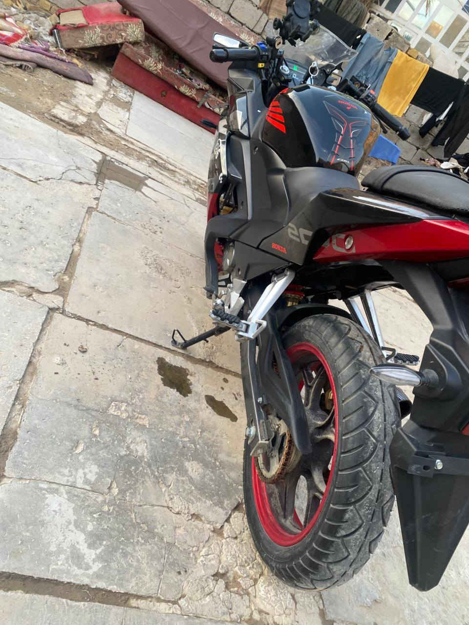 السلام عليكم 
دراجة بطح دايون للبيع 
مديل 2024/ محرك 200 
دراجه برغي ممفتوح بيها 
كلشي شغال بيها 
تشتغل عن بعد 
الدراجه صالنصتها الاصليه شلتها لان صوت مزعج فمخلي صالنصه كاتم 
الدراجه خير من الله تاخذها ماتفكر بيها وتجي تفحص وتشوف وتاخذها لمصلحين وتشوفها 
بس الدراجه بدون اوراق 
للمعلومة اسويلك مكاتبه بيها عن السرقة والعشائر  وعن كلشي واكفلها الك من مكينه وكير  ومن كلشي وشتريد اذكر بالمكاتبه 
سعرها 1/400 مليون واربعميه وبيه مجال لشراي 
خاص مفتوح اواتصل ع الرقم *********** وتدلل
