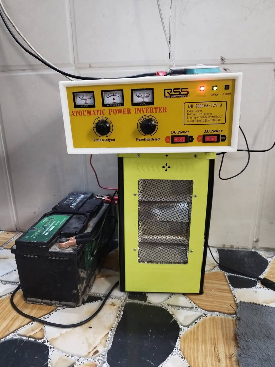 يا الله السلام عليكم عاكسه 2000 وات 9امبير تشتغل ع باتري 12 فولت والحلو بيهه هيه عاكسه وتشحن بطاريه بنفس الوقت يعني سعره كامله ب 150 الف جديده وكارتونتهه وياهه وذا ويا الباتري ب 200 الف وعندي كمبريسر ايطالي شغال 50 لتر ويا صونده كتان 15 متر ب 60 الف مكاني ابو غريب الشهداء ***********
