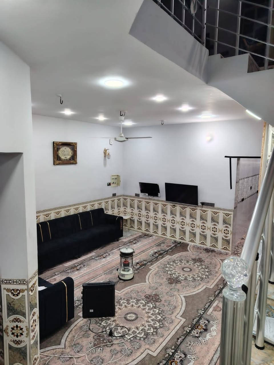 مشتمل للبيع الشهداء الثانيه قرب بيت ابو عبدالله المختار مساحه البيت 162.5 الوجهيه 6.5والنزال 25 القاط الاول طابوق سيراميك ارظيه وجدران كهرباء تأسيس بواري القاط الثاني بلوك    ارظيه سيراميك خدمات ماء وكهرباء ومدارس بتدائيه ومتوسطه وعداديه تبعد عني مسافه 5دقايق قرفه جوة وفرقه فوك مناور اثنين وصاله ومطبخ استقبال وحمام جوة وحمام فوك البيت باسمي السعر 110وبي مجال  رقمي ***********
