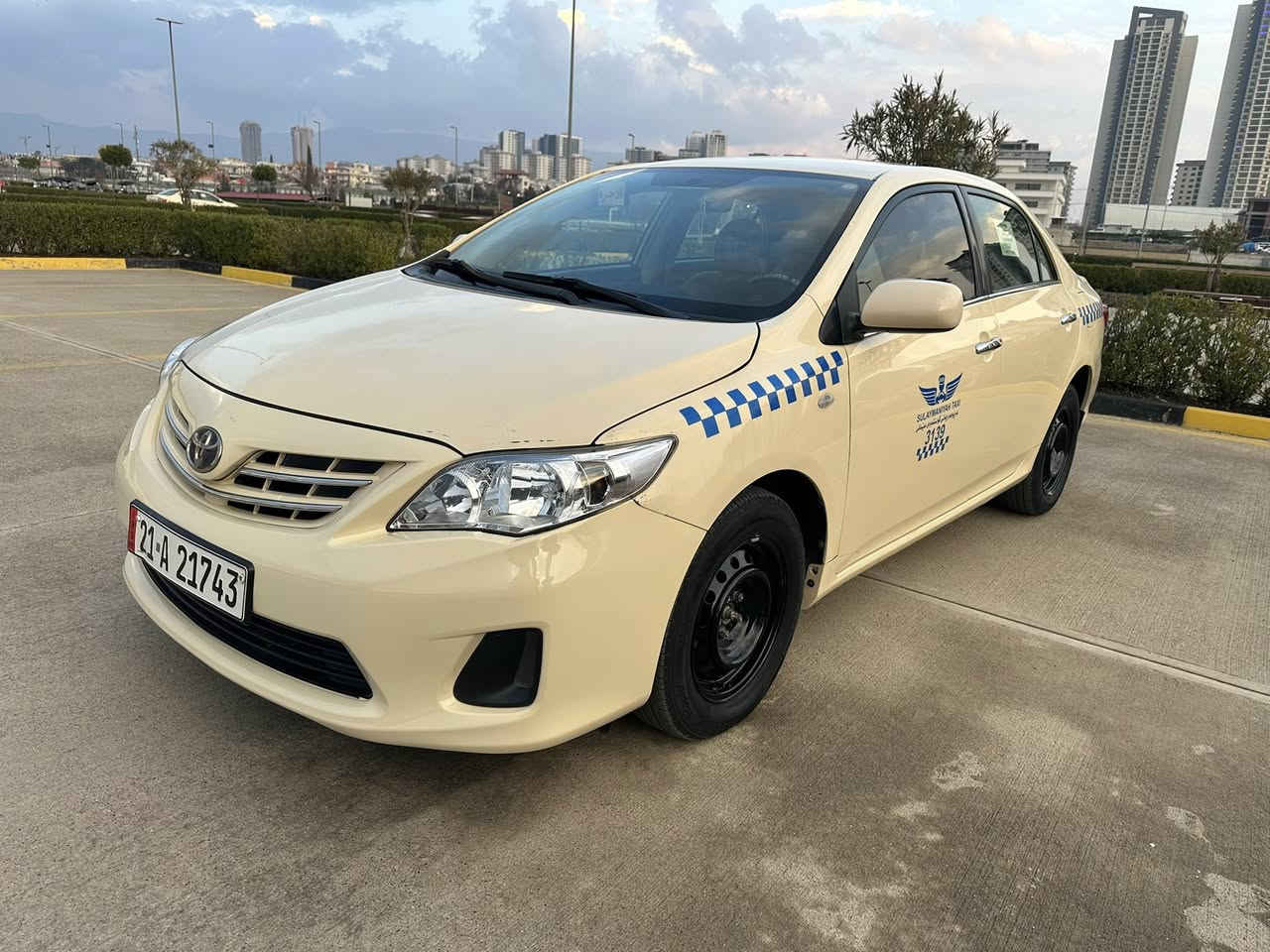 کرۆلا ٢٠١٢
سەنەوی تا ٢٠٣٠ تازەیە 
دوبارجەی بۆیاخە بئ ناوگرتن 
بەشەتی گیرو مەکینەو  هه موگیانی بەشەت 
مەکینە گەورە ١٨ هه موگیانی لەسەر دەقی شەریکە ماوە
***********
