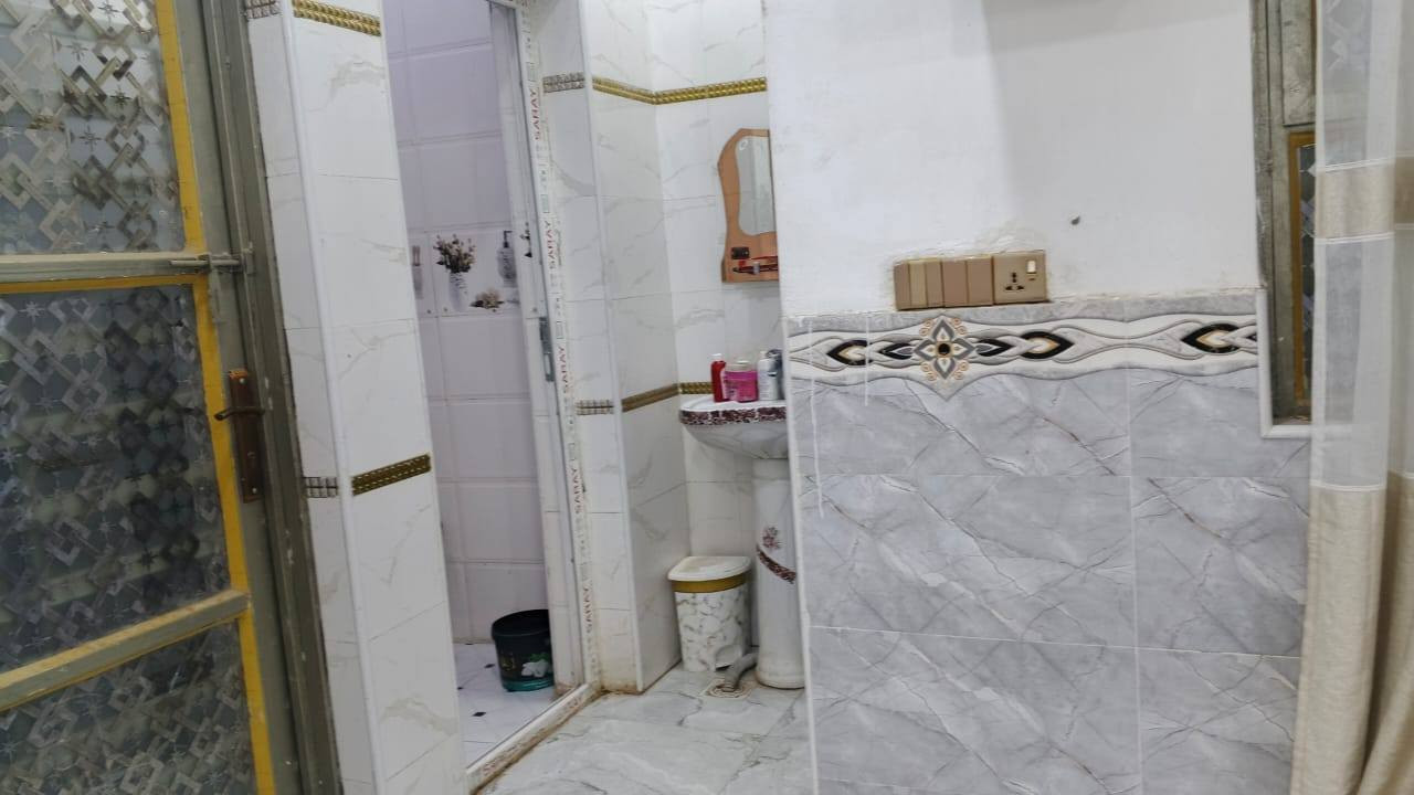 للبيع بيت في الديوانية تقيه ثالثه شارع الكرينات قريب شارع العام ماي كهرباء مولد مدارس هليه وحكوميه عرض شارع ١١ متر غرفه وصاله ومطبخ  وستقبال صحيات داخليه وخارجيه طابو زراعي سند ٢٥ البيت مربع  ١٠٠ متر مطبخ سراميك الارضيه برسلاين صطح شتايكر  كهرباء خطين السعر ٦٥ وبي مجال قليل شراي نتصل بل رقم *********** البناء ٢٠٢٥ بناء طابوك مسلح الاساس والسكف مسلح  بيت مال جنايه عالي عن شارع
