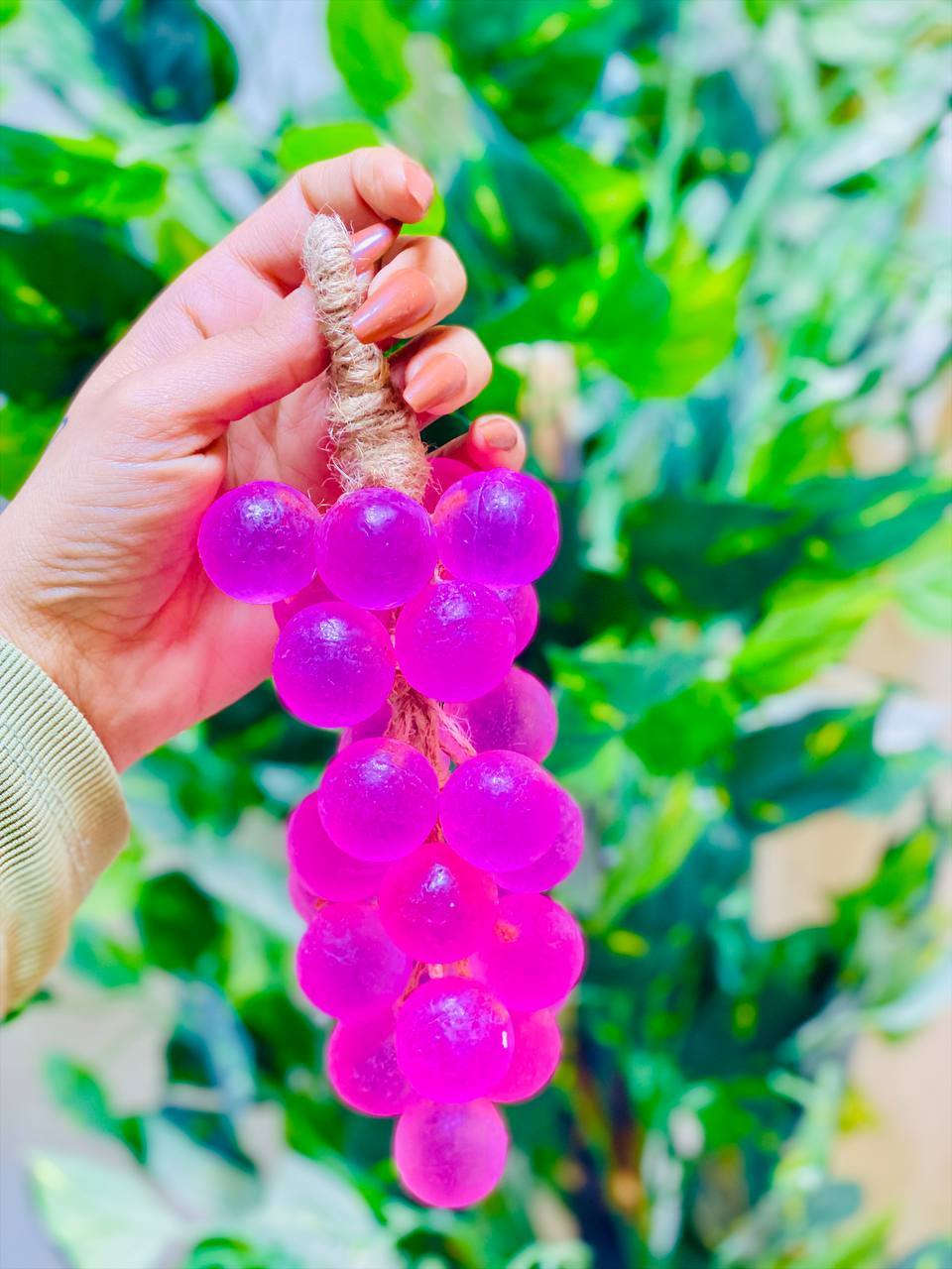 دللي بشرتك بسحر الطبيعة! 🍇✨
وصل الجمال والانتعاش! صابون العنب بتصميمه الفريد وريحتة اللي تاخذ العقل صار متوفر الآن. 
🧼🌸

• 🍇 شكل مميز: يضيف لمسة فنية وجمالية لحمامك.

• ✨ نعومة فائقة: ينظف البشرة بلطف ويتركها ناعمة كالحرير.
• 🌿 مكونات طبيعية: مستخلص بعناية ليعطيكِ إحساساً بالرفاهية.

✅ تصميم يدوي متقن يشبه العنب الحقيقي.
• ✅ رائحة فواحة تدوم طويلاً وتملأ المكان انتعاشاً.
• ✅ متوفر بألوان مبهجة (الأخضر والوردي) لتناسب ذوقك. 🟢💗


**إذا كنت صاحب هذا الإعلان وتريد حذفه لأي سبب، رجاءا أرسل رسالة إلى الدعم الفني**