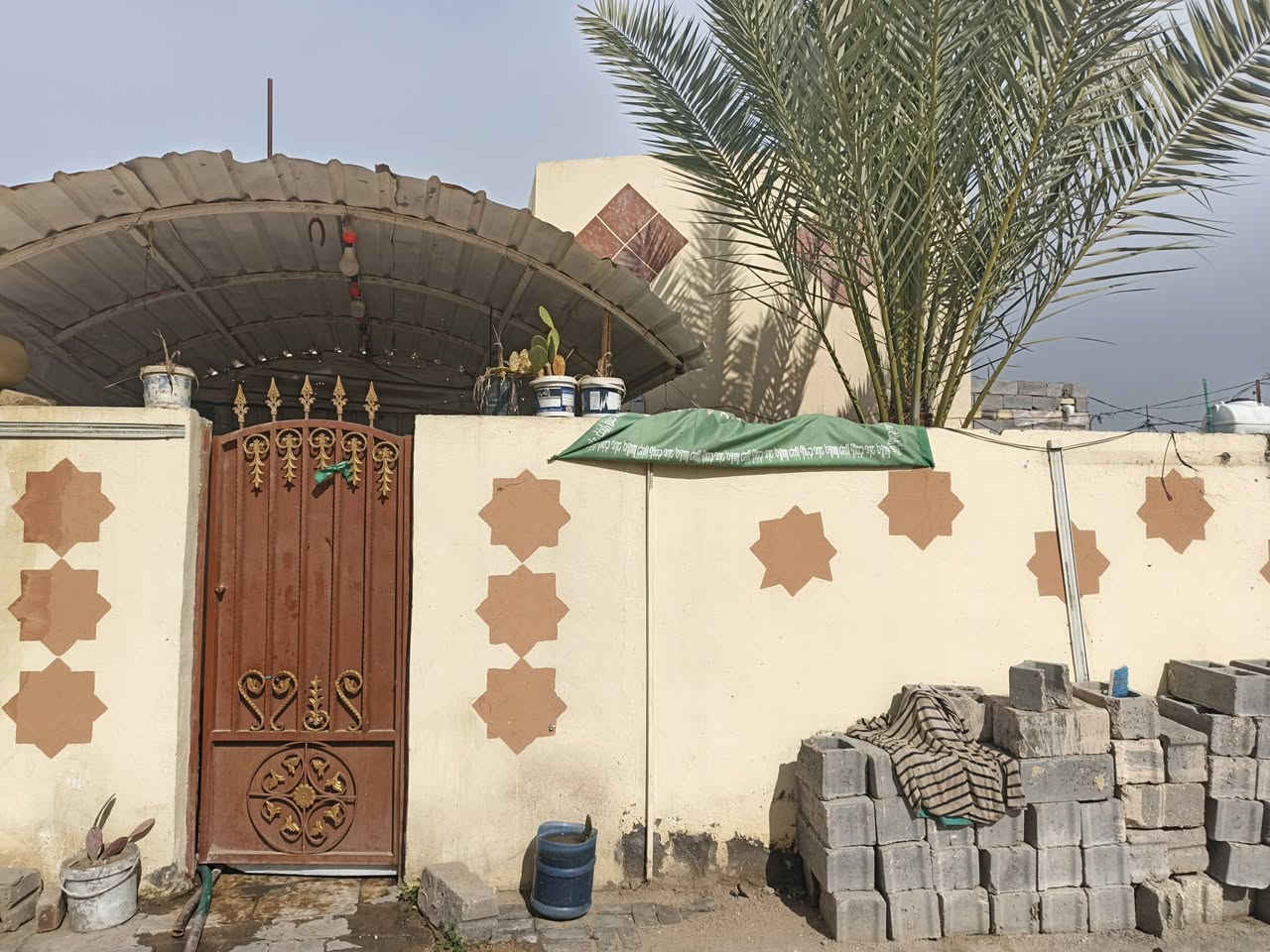 السلام عليكم بيت للبيع  حي الأمين  قريب عل شارع ٤ دقايق شارع الصيدليه زين العابدين بنا طابوك نص وبلوك نص ٢٠٠ م تصال عله هذة رقم ***********
@إشارة
قاسم التميمي
