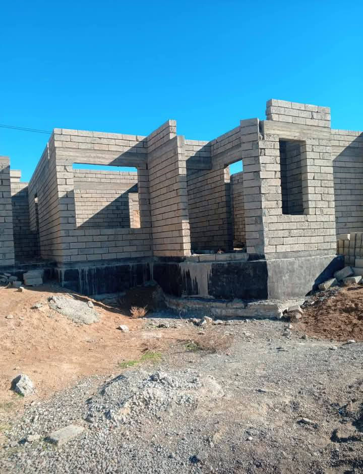 هيكل بيت للبيع
مساحة الأرض: 950 مترا
مساحة البناء: 200 مترا

التفاصيل:
 • 2 غرفة نوم
 • صحيات داخلية وخارجية 
 • هول واسع مع رابعة واسة
 • مطبخ حار + بارد
 • مخازن خارجية
 • أساس حديد قوي (واحد ونص طن)
 • رباط كامل للبيت نص طن حديد
 • 400 بلوك متواجدة داخل البيت +15شيش حديد داخل البيت 
 • ماء واصل
 • كهرباء واصل

الموقع:
خلف مقر أم هنادي – الجميله
يبعد عن التبليط 150 متر فقط

السعر: 27 مليون دينار
💬 قابل للتفاوض

***********
