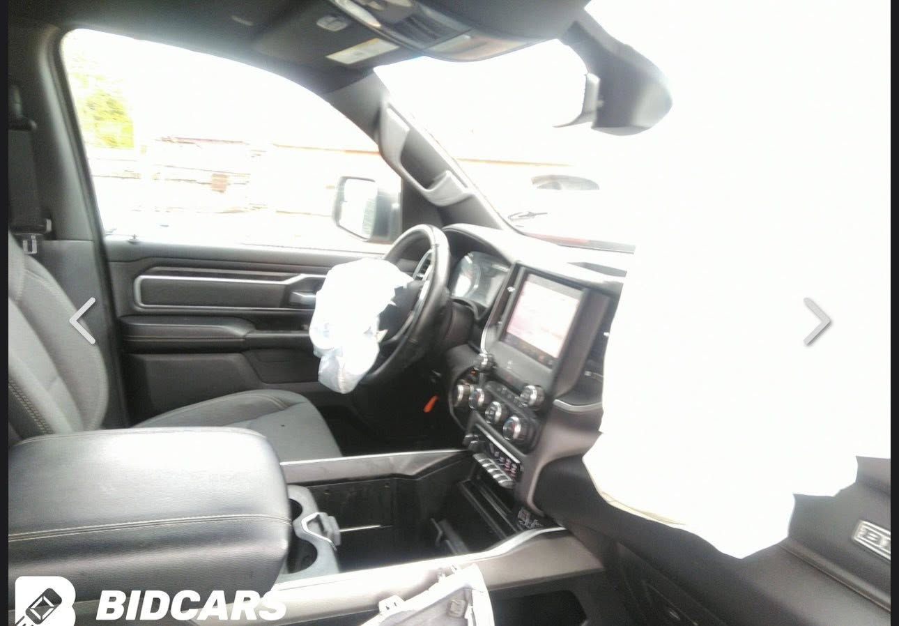 السلام عليكم رام موديل 2022 محرك 5700 ماشية 36الف ميل فور ويل صور الحادث مرفقة مع المنشور السعر 288$ للستفسار الاتصال ***********
