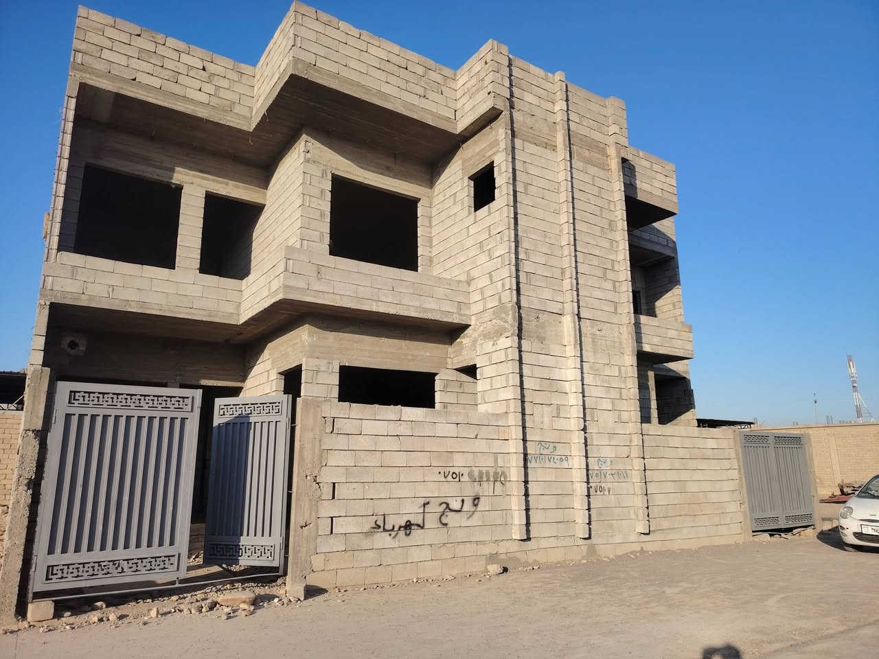 يوجد حصريا هيكلين للبيع مساحه الواحد 150 متر يبعد عن شارع ادهوك مقابيل اسواق ابو يوسف 50 متر اساس بعد لو  اساس بعد لو شغل درجه اولى كم الخدمات ماء كهرباء تبليط سعر الواحد 75 وبي مجال للاستفسار انصال على الهاتف *********** بي واتساب ***********
