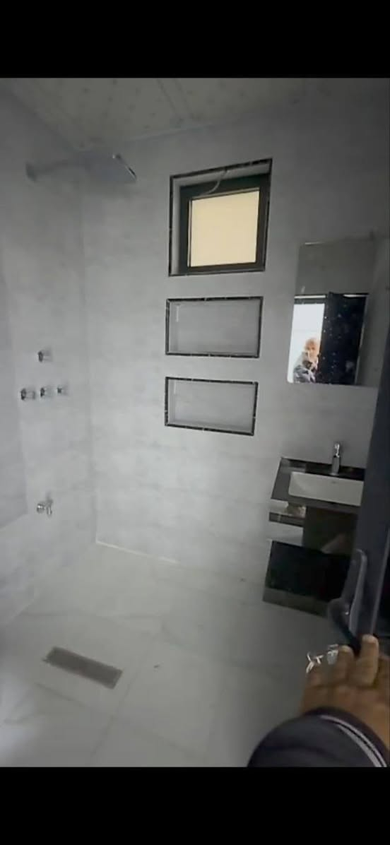 يتوفر بيت للبيع 🏠
الموقع الشعب شارع الاسواق المركزية قرب مدرسة غمدان📍
مساحة سند 105م واجهة 5م نزال 21م📄
⚫️مدخلين
⚫️بناء 2025 زيرو
⚫️استقبال
⚫️مطبخ
⚫️غرفة في الطابق الارضي
⚫️ غرفتين في الطابق الثاني 
للأستفسار ***********
