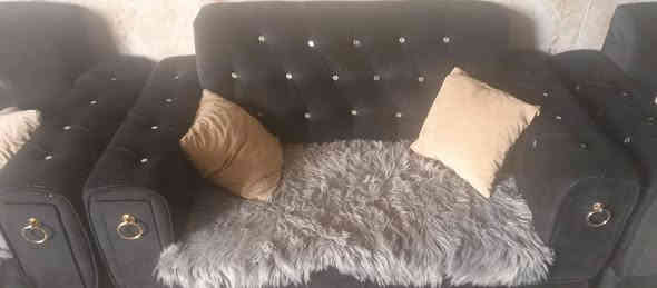 تخم 16 مقعد يتكون من 4 قنفات و 1 وصط وثنين كراسي مع 3 طبلات و 10 كوشات الاستفسار ع رقم *********** او مراسله الصفحه 
ملاحضه مستعدون لشراء كافه المواد المنزليه
