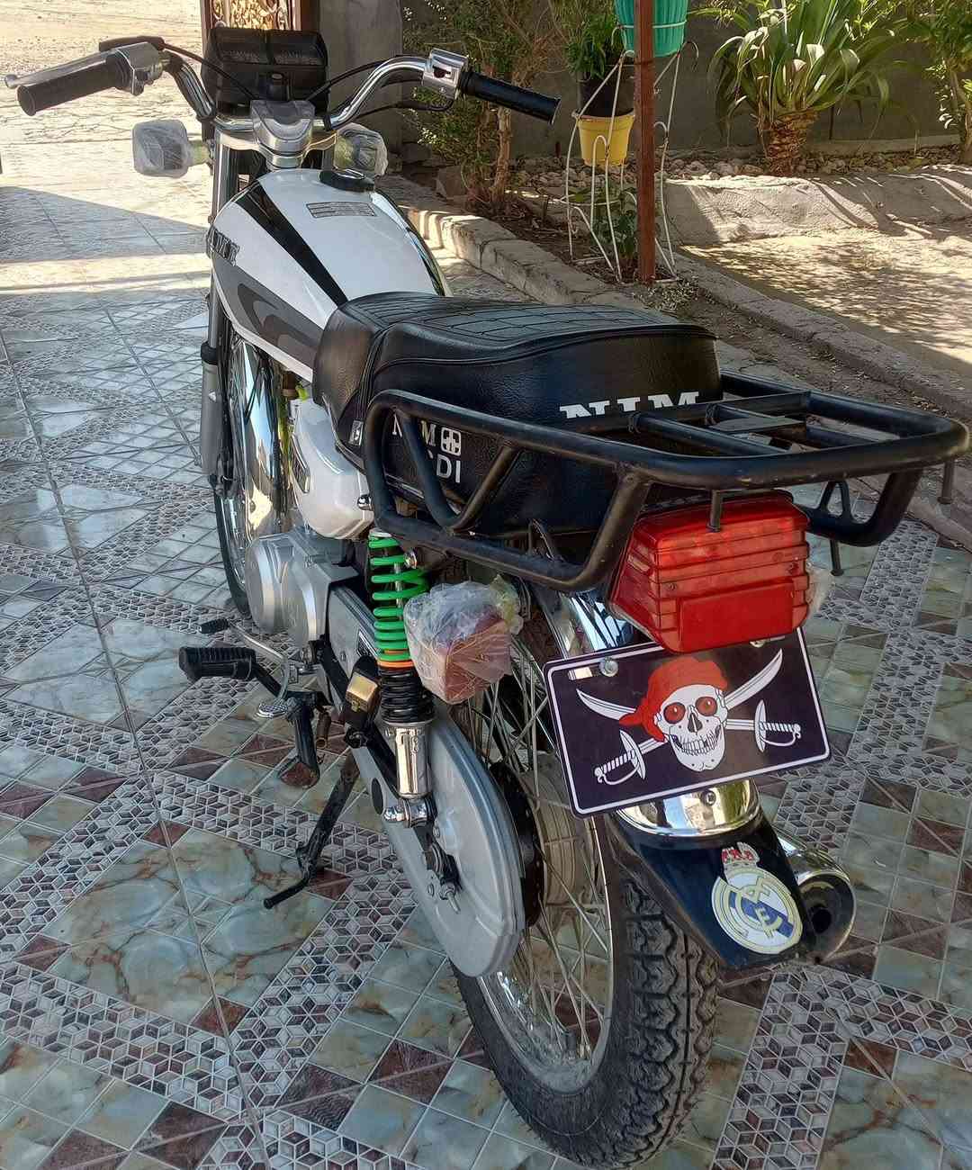 سلام عليكم شباب دراجه البيع ماماشه شي قليل احله من الصوره الموديل 2025طالعه بل2026يعني زيرو المكان قرب شريفه بت الحسن ع رقم الهاتف ***********السعر 700وبيه مجال شي قليل متوازي عليه
