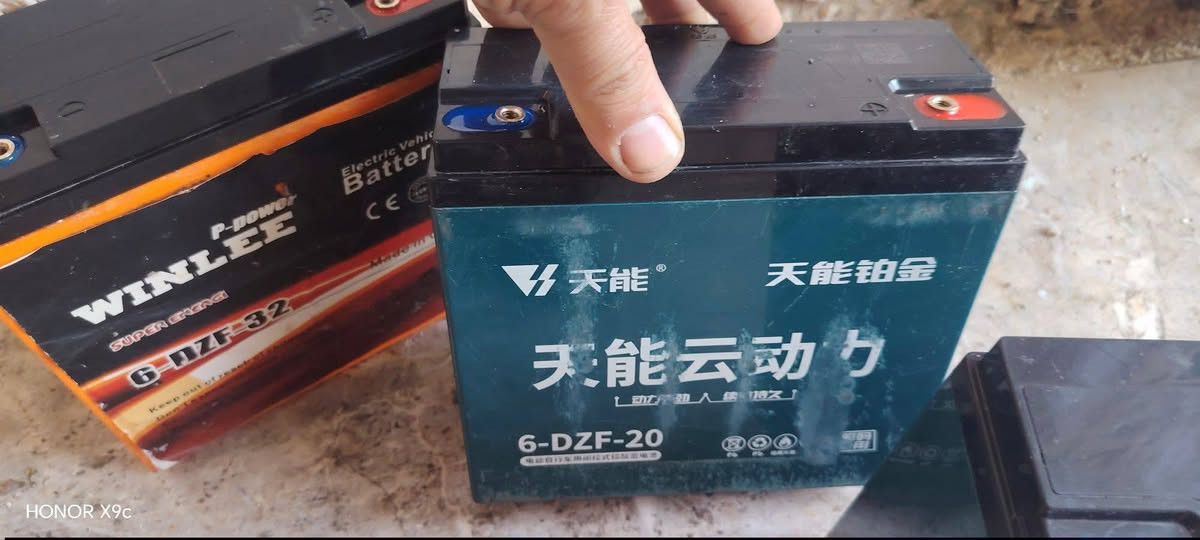 بطاريات عدد٣ للبيع + شاحن اصلي
1_) 12.8 ✅ 
2_) 11.6✅ 
3) 10.9✅
البطاريات بحالة جيدة جدا
الأول اصلا ما مستخدم الا شهر والبقية جيد جدا وهذني نسبتهن تكدر تفحصهن وتتاكد
السعر مع الشاحن الاصلي ٧٥ الف
بدون شاحن ٦٠ ♥️

***********
