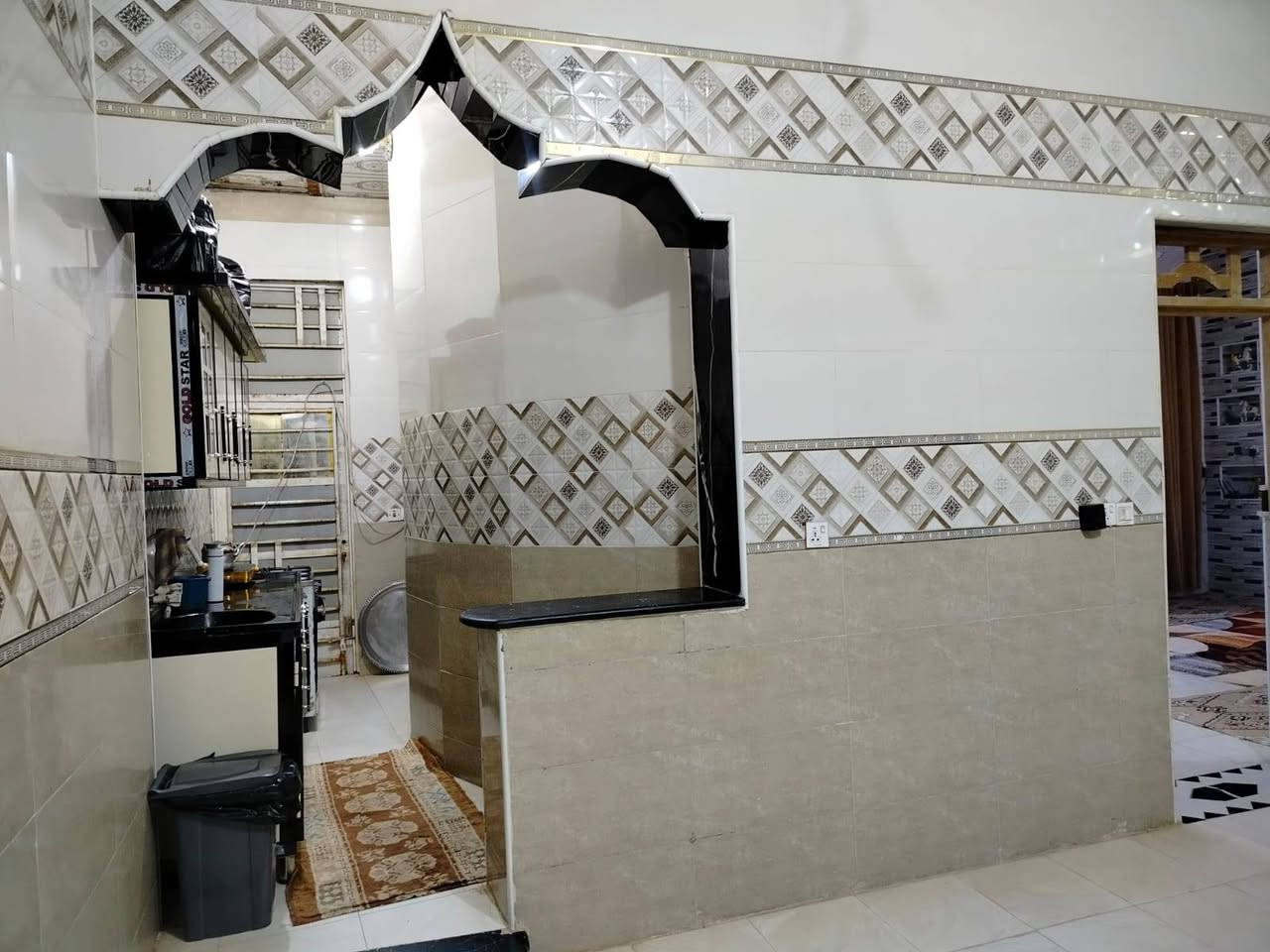 سلام عليكم ((مكلف بالنشر)) 
دار للبيع مساحه 165 
يتكون من غرفتين نوم +استقبال +مطبخ حار وبارد 
عنوان ابو شطيب 
استفسار 
رقم صاحب الدار ***********

