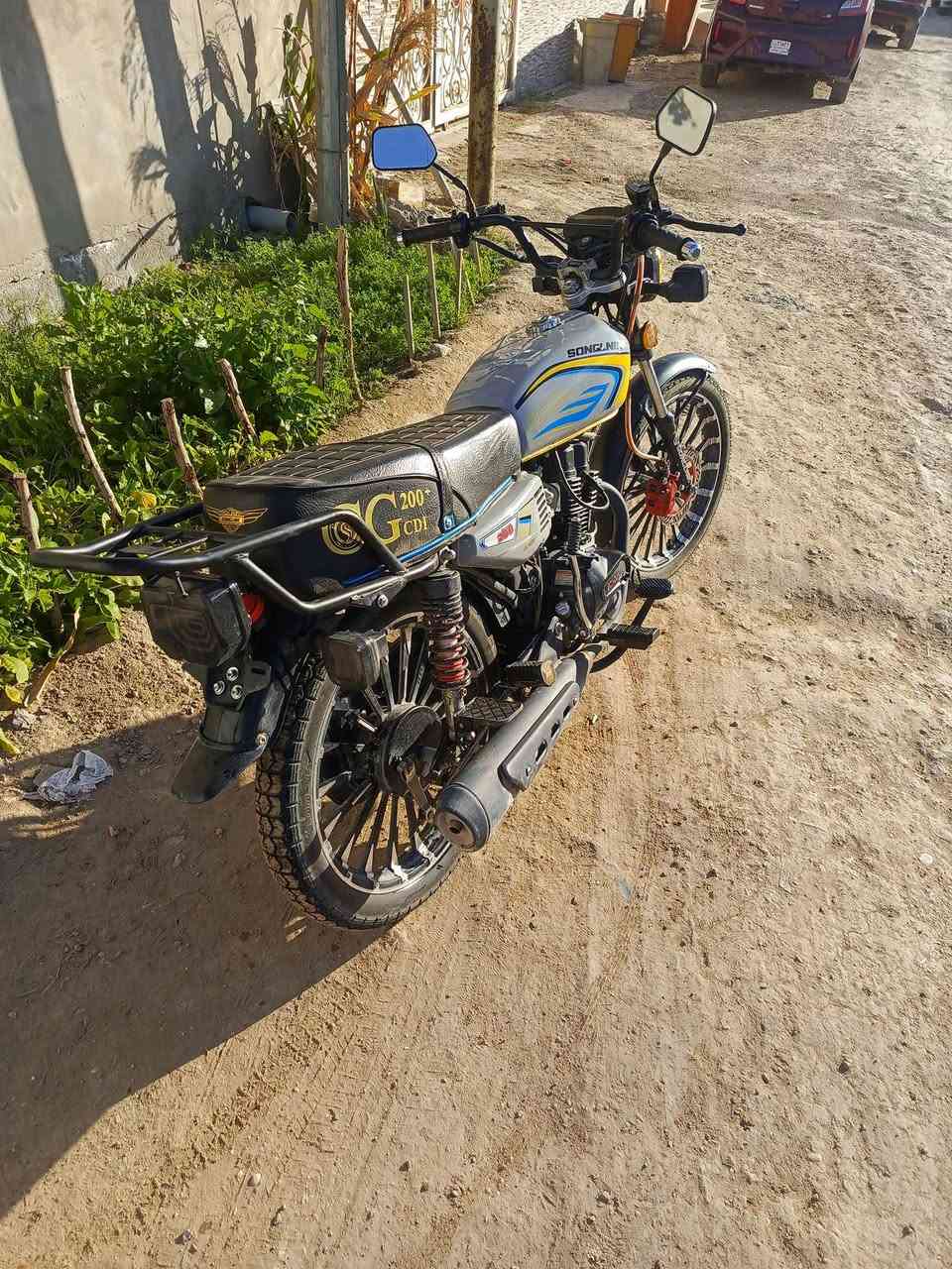 السلام عليكم 
 دراجة سيڤان سونك لينك 2026  للبيع 
ماصارلهة طالعة من الوكيل هواي  مكفولة عام
ماماشية على كد سحك مال المحرك شي كلش قليل ماشية يعني حالهة حال الجديدة
كهربائيات كاملة ولا نقص 
اوراقهة كاملة سكنر من الوكيل باسمي 
بصمتين سويجين  
5 كير
محرك  200   
 مكفولة نضافة فول يعني دتشتري دراجة جديدة بضمانتي الله شاهد حتى بنجر مامبنجرة ولا مرة بس احتاجيت فلوسهة 
مكاني حلة شارع 80  
السعر 850 وبي مجال قليل 
رقمي ***********  بي واتساب
