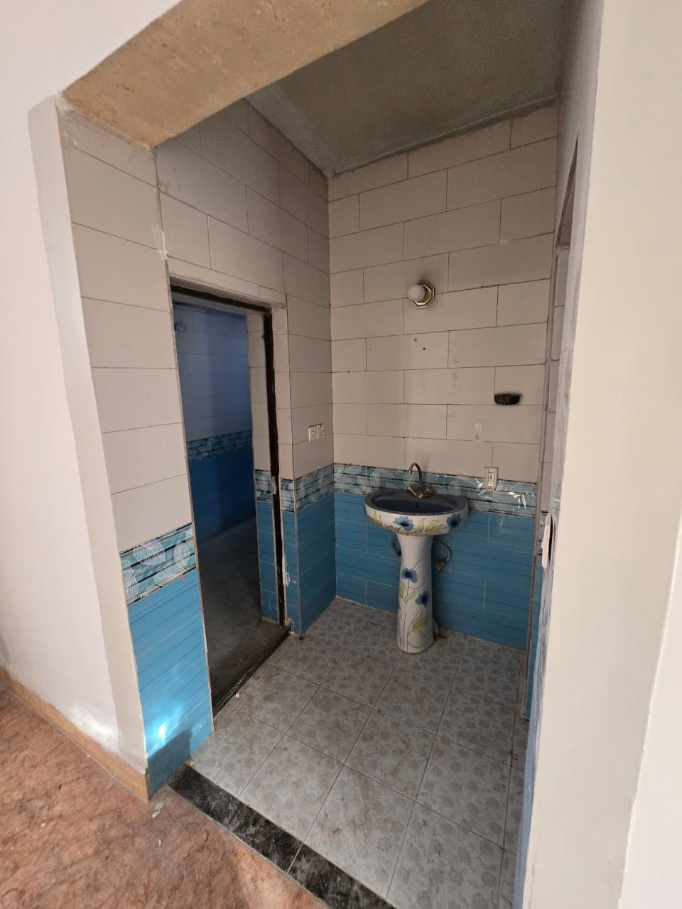 � للإيجار – بيت طابقين
📍 حي آسيا

بيت نظيف ومرتب، موقع هادئ ومناسب للسكن، يتكون من:

🔹 الطابق الأول:

 • غرفتين نوم
 • هول
 • استقبال
 • حولي

🔹 الطابق الثاني:

 • غرفة نوم
 • هول
 • مخزن

🔹 المواصفات:

 • سطحين
 • كراج سيارة
 • أرضية مبدلة جديد
 • حمام كامل ونظيف
 • صحيات كاملة
 • تانكي ماء
 • خط مولدة
 • جهاز تحويل

💰 الإيجار: 725 ألف

📞 للاستفسار: ***********
