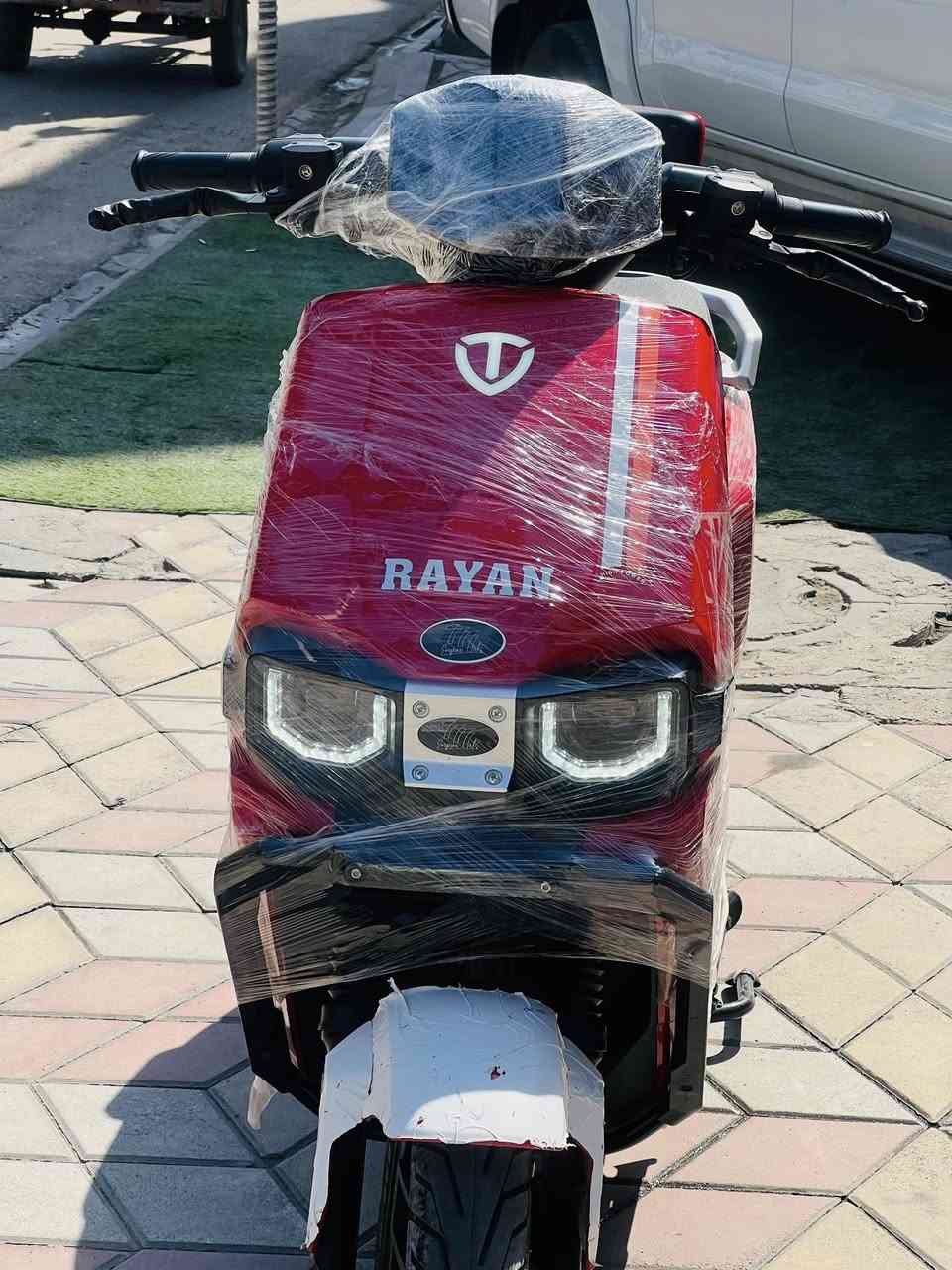 سلام عليكم دراجة شحن وحش الكون ريان للبيع 

مواصفات الدراجة
ملف 2000w 
6 بطاريات
ثلاث سرعات تمشي 75k/h
الدراجة تمشيك مسافه 65k الى 75k
دشبول.
لايت عالي ناصي بل اضافة الى رماش 
اشاير يمنة يسرة 
هورن+باركينگ
مثبت سرعه 
بريكات هيدروليك دهن 
التشغيل مالتها يجي ريمونت (بصمة) عدد 2وبيها سويج هم
منفذ شحن USB تلفون ومنفذ شحن الدراجة 
يجي بيها جهاز حماية انذار وتقفل تاير ميتحرك يعني مستحيل تنباك لا سامح الله 
الاستفسار  ***********واتساب فقط او سيم كارت
