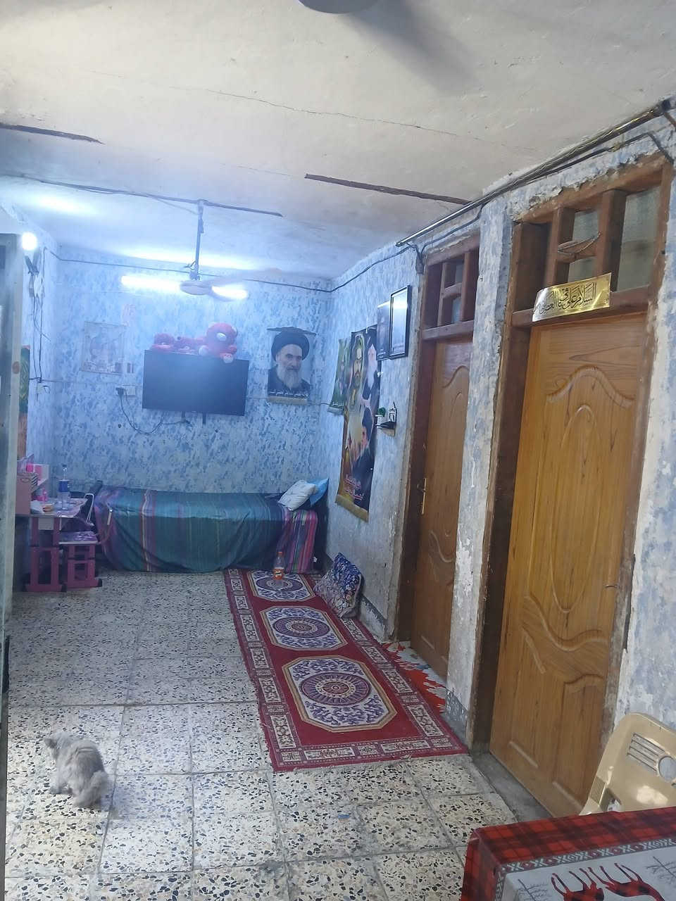 السلام عليكم بيت مساحتة ٩٦ مربع طابو زراعي  يحتوي على صاله وغرفتين نوم وحمام داخلي و خارجي ومطبخ وترك البيت يرادله ترميم وستارة ما بي بس بي شتايكر العنون حي طارق الوسط فرع حسينية الزهراء اول فرع غير متواجد فيس فقط وات ساب ***********
