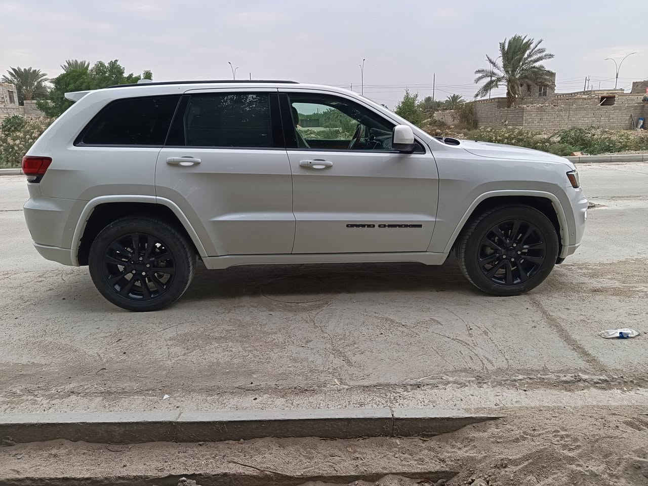 اللبيع او المراوس بجارجر او اوباما 

جيب كراند شيروكي موديل 2018
فول مواصفات سيارة جديده كلش على ايدي
 ماشية 51 الف ميل وارد امريكي جاملغ وبنيد  تخم تاير جدد  رقم بغداد بأسمي 
سياره جاهزه من كلشي 

المواصفات
دواخل بيجي صاج عسلي 
الكاميرا الخلفية
صندوق كهربائي شفط
كاميرا 360 درجة دواره 
مستشعر وقوف
تدفئة
تبريد
فتحة سقف
بصمة
مرآة جانبية كهربائية
حساس المطر
شاشة كبيره 
نظام المفتاح الذكي
التحكم التلقائي في درجة الحرارة
نظام بدء التشغيل
نظام طوارئ
8 وسائد هوائية
مانع الانزلاق
إنارة محيطية
أبل كاربلاي
التشغيل عن بعد
4x4 
ويل اطارات حجم 20 
أوتو بارك
إنارة محيطية 
كشافات ضباب
وضع القيادة
التحكم الإلكتروني في الثبات
تحذير من الاصطدام الأمامي
مرآة جانبية تدفئة
مثبت سرعة 
صندوق بدون استخدام اليدين
زر التشغيل
تحكم التكييف التلقائي
حساسات ضغط الإطارات
وضع التحكم في الستيرنك
السعر 220 
عنوان ذي قار  
اللستفسار ‪***********‬‏
