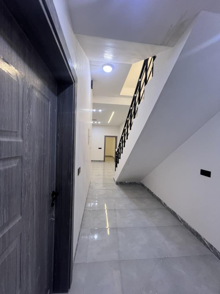 دارللبيع التعليم العالي خلف المول الهيكل 

جمعية النور يقع على شارع ٢٠ متر بعد الدوره عل يسار

اتجاه شروق تام

١٢٠ متر طابقين اربع غرف نوم

بناء حديث 

نضام سبالت

نضام دكتات

***********

***********
