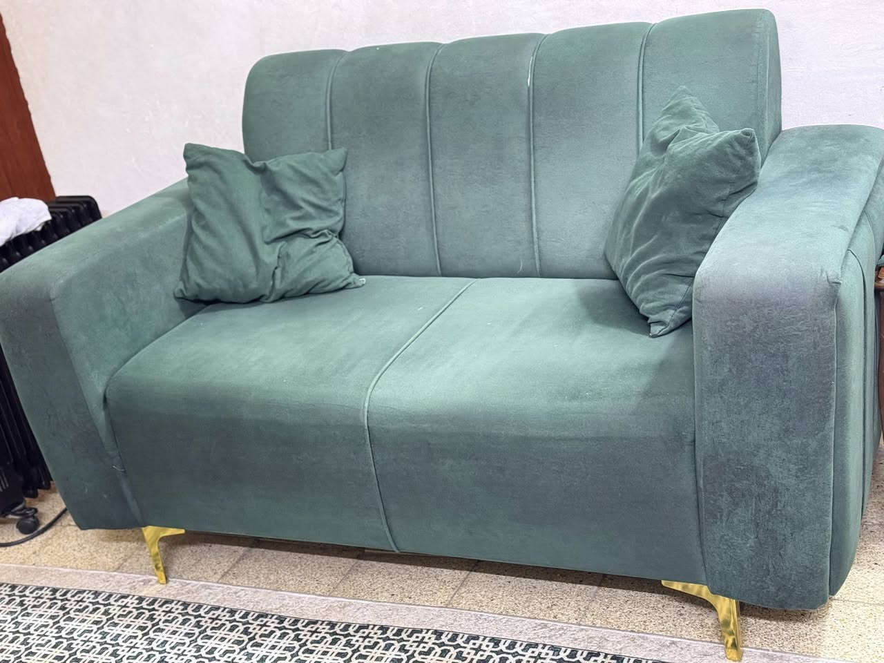 السلام عليكم تخم زيتوني مستعمل نظيف10 مقاعد موديل تركي 2قنفات وقنفة وسط و2 كراسي  واللون اطوخ من الصورة السعر 300 وبي مجال 
موكيت عدد 2للبيع نوع برلنت السعر 100 وبردات زيتوني هدية مع التخم مكاني الدورة 
***********
