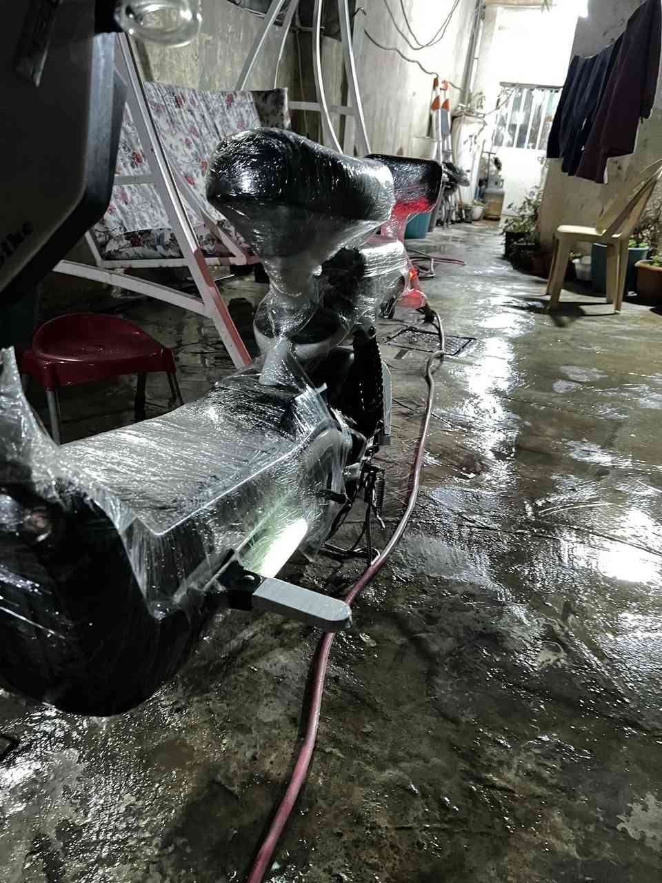 بايسكل شحن للبيع!!
المواصفات:
1-اربعة كير يطيرك 
2-ليدات بيها 
3-اشارات يمين يسار ودبل اشارة مثل مواضح بالفيديو
4-4بطاريات دبل ركز ! دبل 24A
5-يجي وياها بصمتين وسويج بلادي مال شركة
6-بريكات حساس 
7-السرعة 60
8-بي مدخل للشحن عند ستاند الهاتف من الشركة 
9-تكدر تتحكم بالاضاءة ناصية او عالية
10 دبلات من ورى و من كدام بلادي

وملاحظة: الضرر  بس جاملغ امامي ماكو والجوزة مكسورة بس

 سبب البيع!!: لشراء غير دراجة

العنوان / كركوك حي الواسطي 

السعر/350وبي مجال 
للاتصال او الاستفسار الاتصال عالارقام
***********
***********
