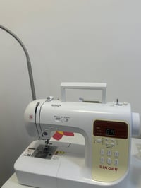 مكينة منزلية سنكر خياطة وتطريز مال بالة بيها ١٠٠ نقشه تطريز ومن ضمنها ...