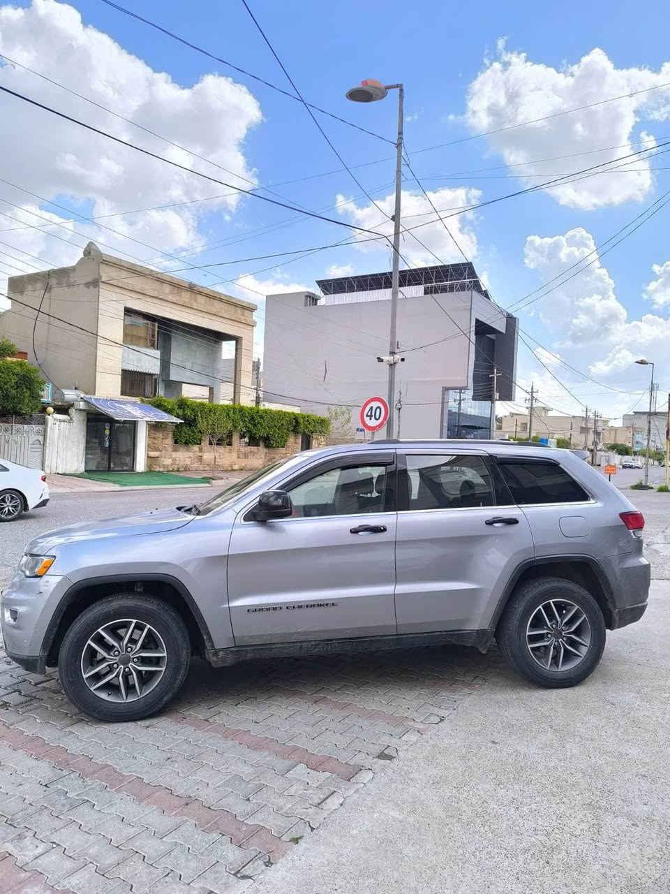 Jeep grand Cherokee 2021
٤ پارچە سبوغ(بۆنیت ، سەندووق ، ٢ دەرکەی سەکن) 
٢ دەرکەی لای سایق بیلاد گۆڕاوە
بێ ناوگرتن ، ئێرباگ دەژبول سیستەم 
شەش پستۆن 
 مەکینەی کەپس 
سەنەوی نوێیە 
١٢٨ هەزار کم چووە 
نرخ/ ٢١٠٠٠مجال
*********** واتسب أربيل, العراق
