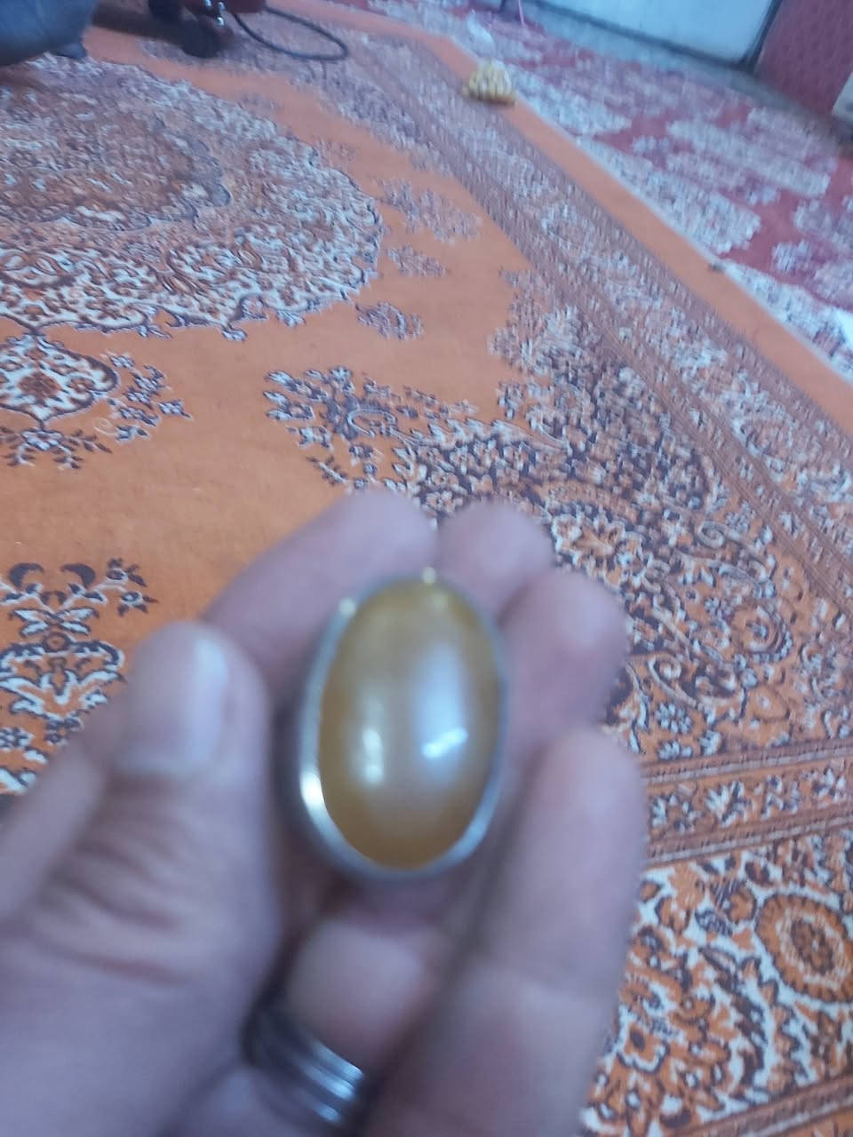 السلام عليكم  محبس قديم كلش صياغة فضة قديمة جدا سليماني ضخم اصفر  السعر ١٥٠ الف بغداد    ***********
