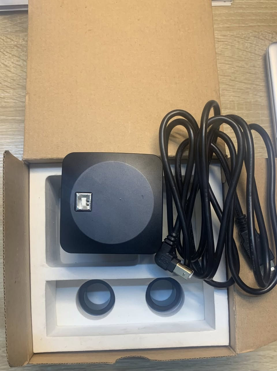 السلام عليكم 

كاميرا رقمية صناعية (Industrial Digital Camera) تُستخدم مع المجاهر أو أدوات الفحص البصري. 
الدقة: 14 ميجابكسل (14MP).
مستشعر Aptina CMOS الملون بمقاس 1/2.3 بوصة.
الاتصال: واجهة USB 2.0 لنقل البيانات والفيديو المباشر.
الاستخدام: مثالية للتطبيقات التعليمية والمهنية والاستكشافية.
تعمل على جميع الانظمة الالكترونية 

التواصل على الخاص
لا يوجد توصيل / العنوان بغداد حي اور


**إذا كنت صاحب هذا الإعلان وتريد حذفه لأي سبب، رجاءا أرسل رسالة إلى الدعم الفني**