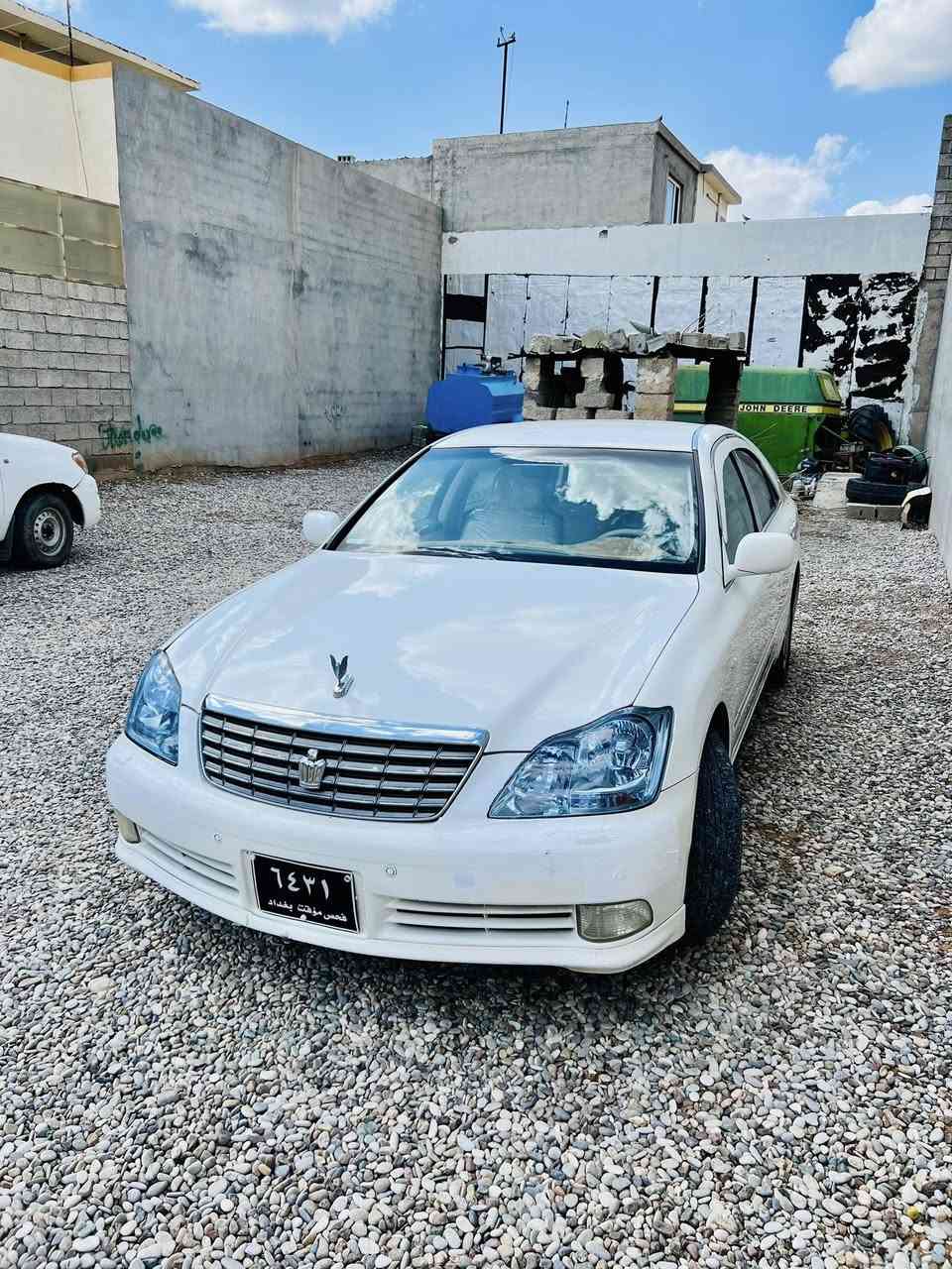 بەناوی خوا شاینە مووس١٨٠
بچوک بەبچوکی کەم بەنزین خؤر
بئ بۆیاخی ئەوروپاو عیراقیش
شاشە و کامیرە و حاسە
ناوزەرد دەشتو ناوی لۆک📦
دوو دوگمە ویل نەوتی.
شوین کەلار 
***********
