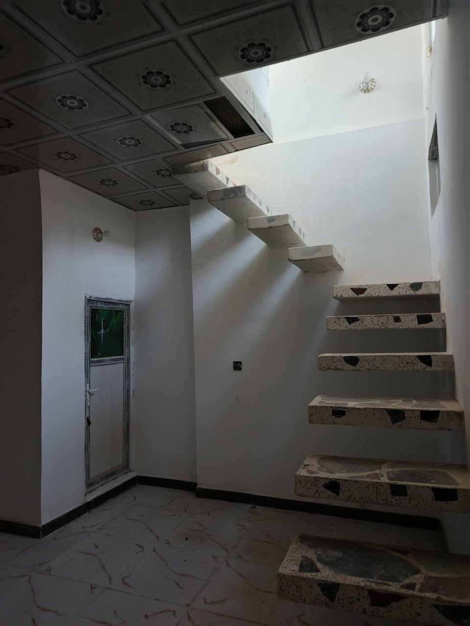 2.🔵بيت للبيع 100متر طابق واحد ب الحولي شارع 30الثاني قرب مجمع السلام. 

🟤الاساس صب والسقف صب كاشي وسيراميك وسقوف ثانوية. 

⚪️يحتوي ع غرفة وصالة ومطبخ واستقبال وصحيات. 

للأستفسار ع هذا الرقم ***********واتساب📞. 

يوجد لدينا جميع العروض ( ايجار رهن بيع، شراء، عرصات، كفائات، معلمين شرطة، الهرموش، النداء، الحولي) 
مكتب حسنين ابوصيبع.

للتواصل ع الواتساب غير متواجد على الفيس.
